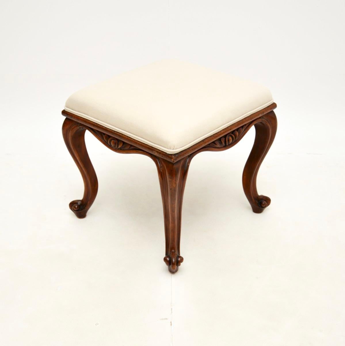 Un delizioso sgabello antico vittoriano intagliato. Questo modello è stato realizzato in Inghilterra e risale al periodo 1870-1890 circa.

È di ottima qualità e di dimensioni utili, perfetto per essere utilizzato in casa come seduta occasionale o