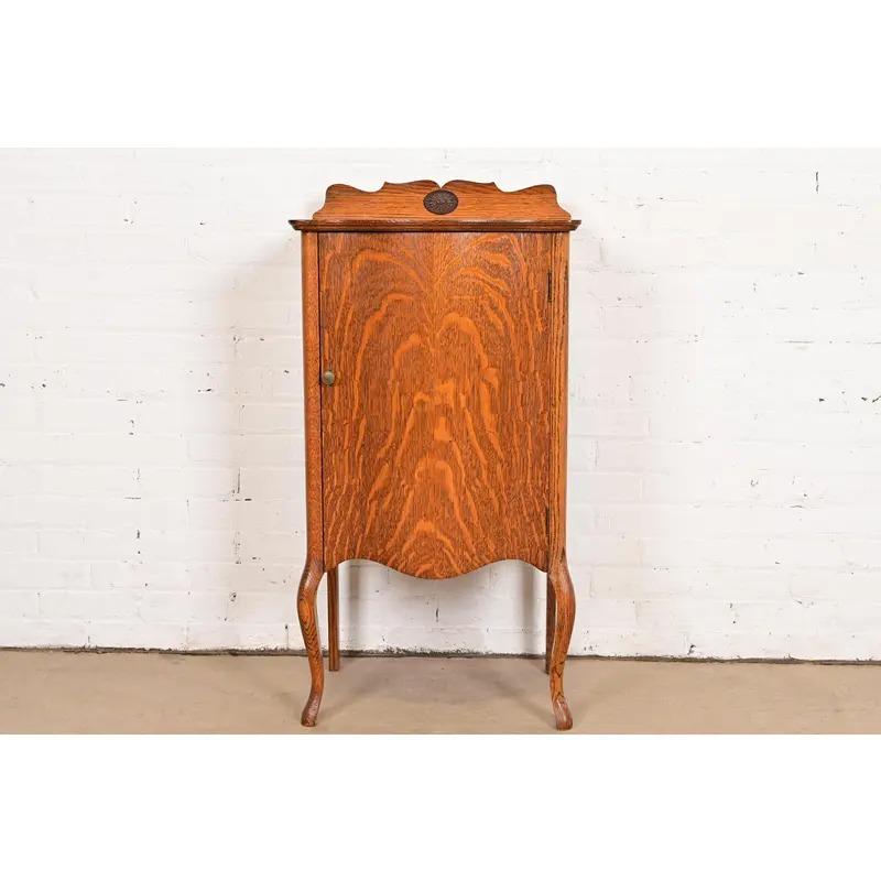A gorgeous antique Late Victorian or Arts & Crafts tiger oak music cabinet or bar cabinet

In the manner of R.J. Horner & Co.

USA, Circa 1900

Measures: 20