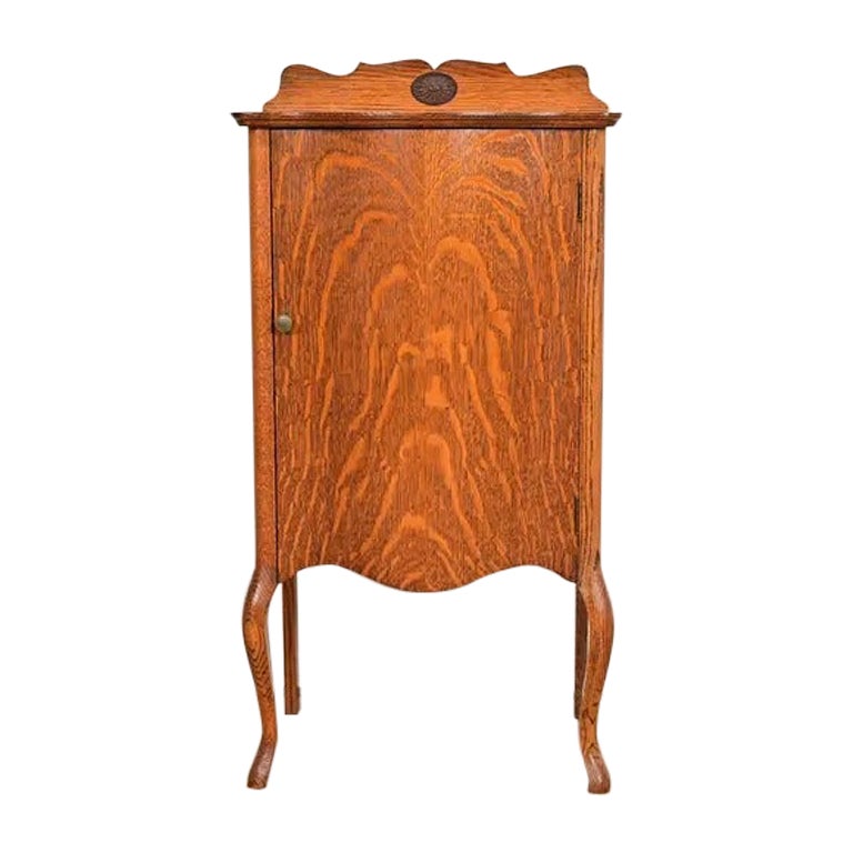 Antiker viktorianischer Musikschrank aus geschnitzter Tiger-Eiche, CIRCA 1900