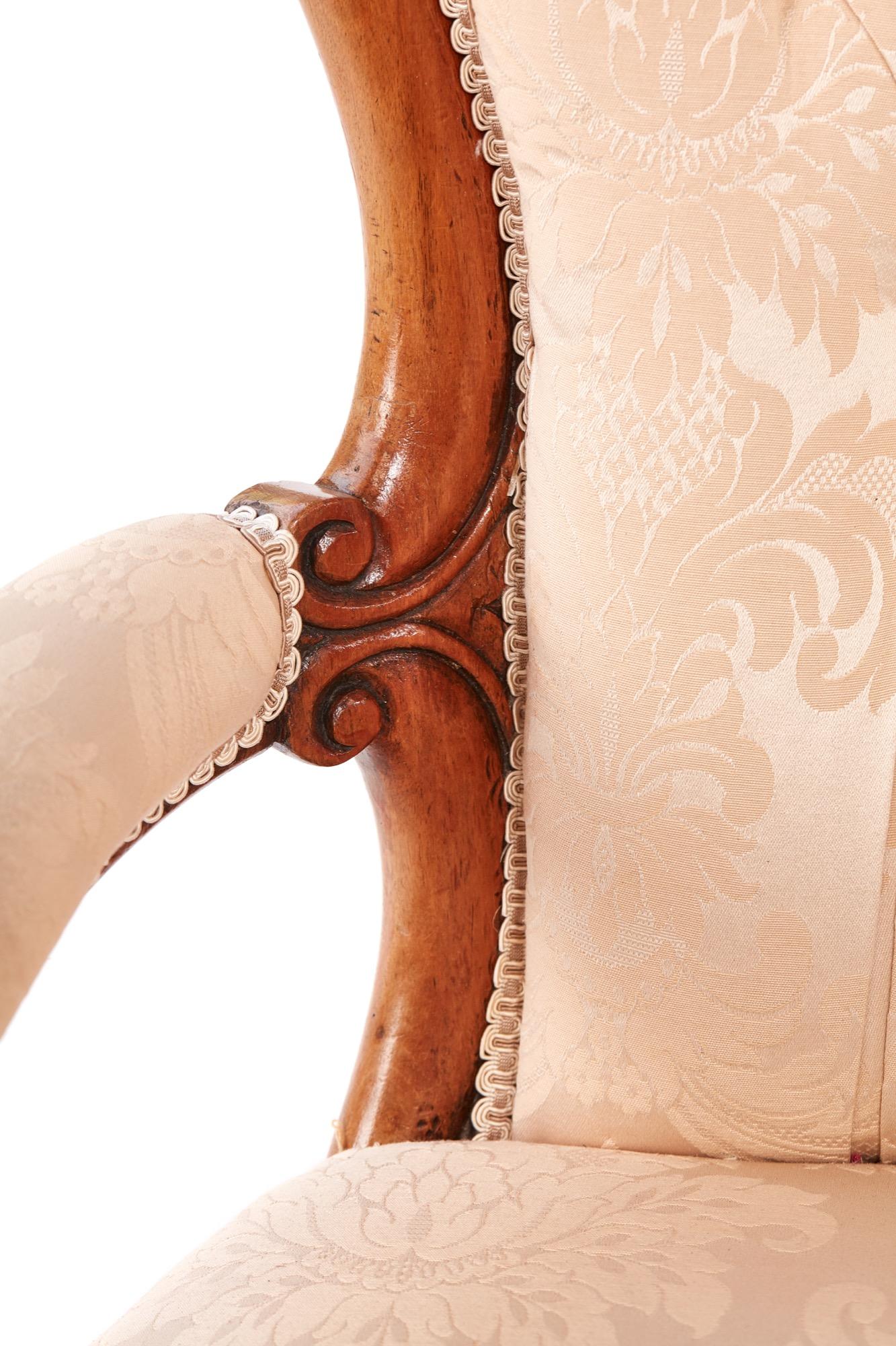 Antiker viktorianischer geschnitzter Nussbaum-Sessel (Englisch) im Angebot