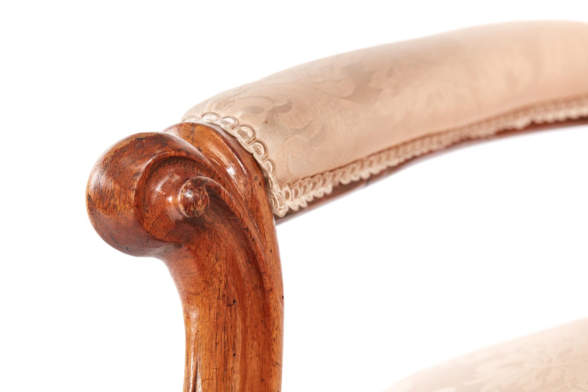 Antiker viktorianischer geschnitzter Nussbaum-Sessel (Walnuss) im Angebot