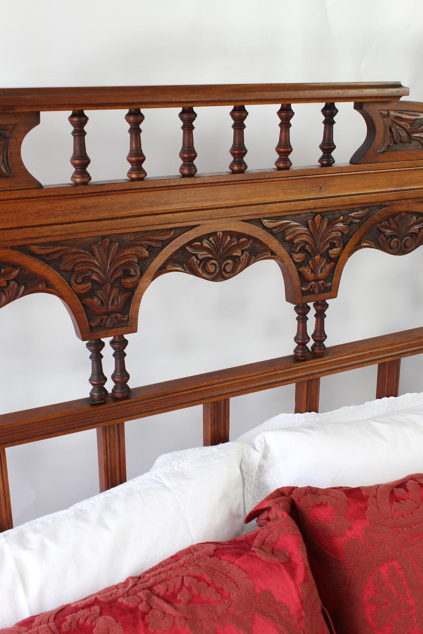 Antique Victorian Carved Walnut Bedstead UK Double Bed / US Full 'Frame' For Sale 5
