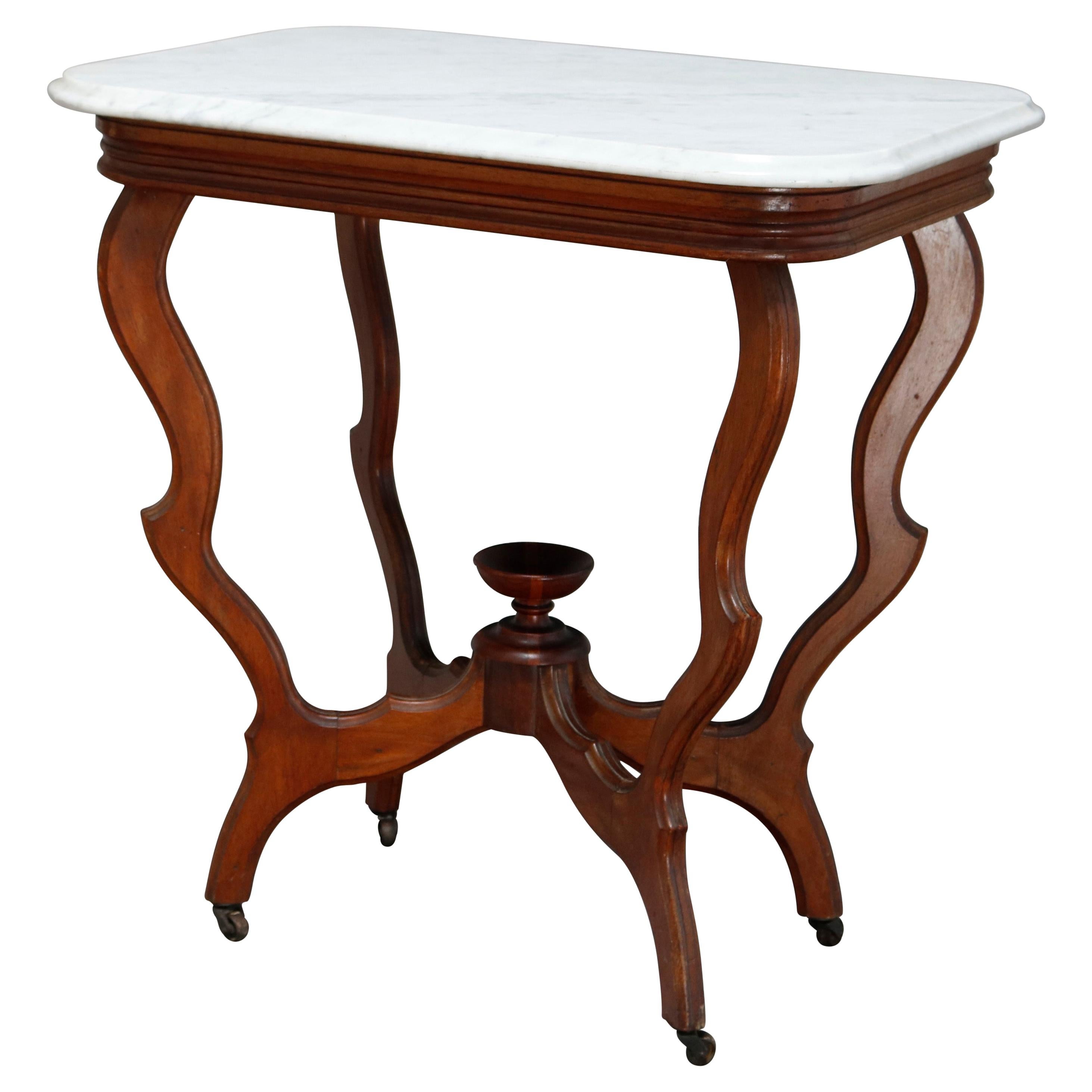 Ancienne table d'appoint victorienne en noyer sculpté et marbre biseauté, vers 1880