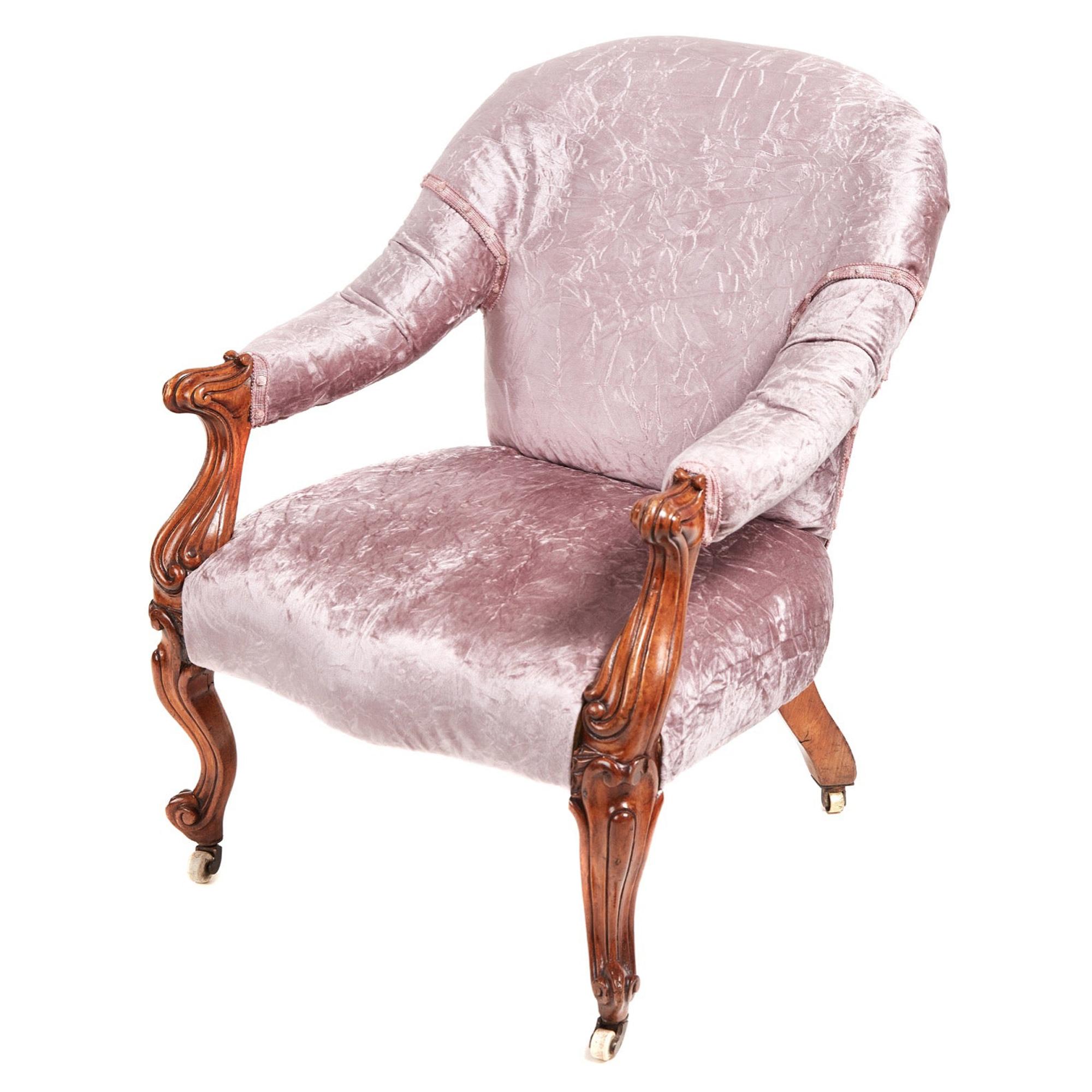 Fauteuil victorien ancien à pieds cabriole en noyer sculpté