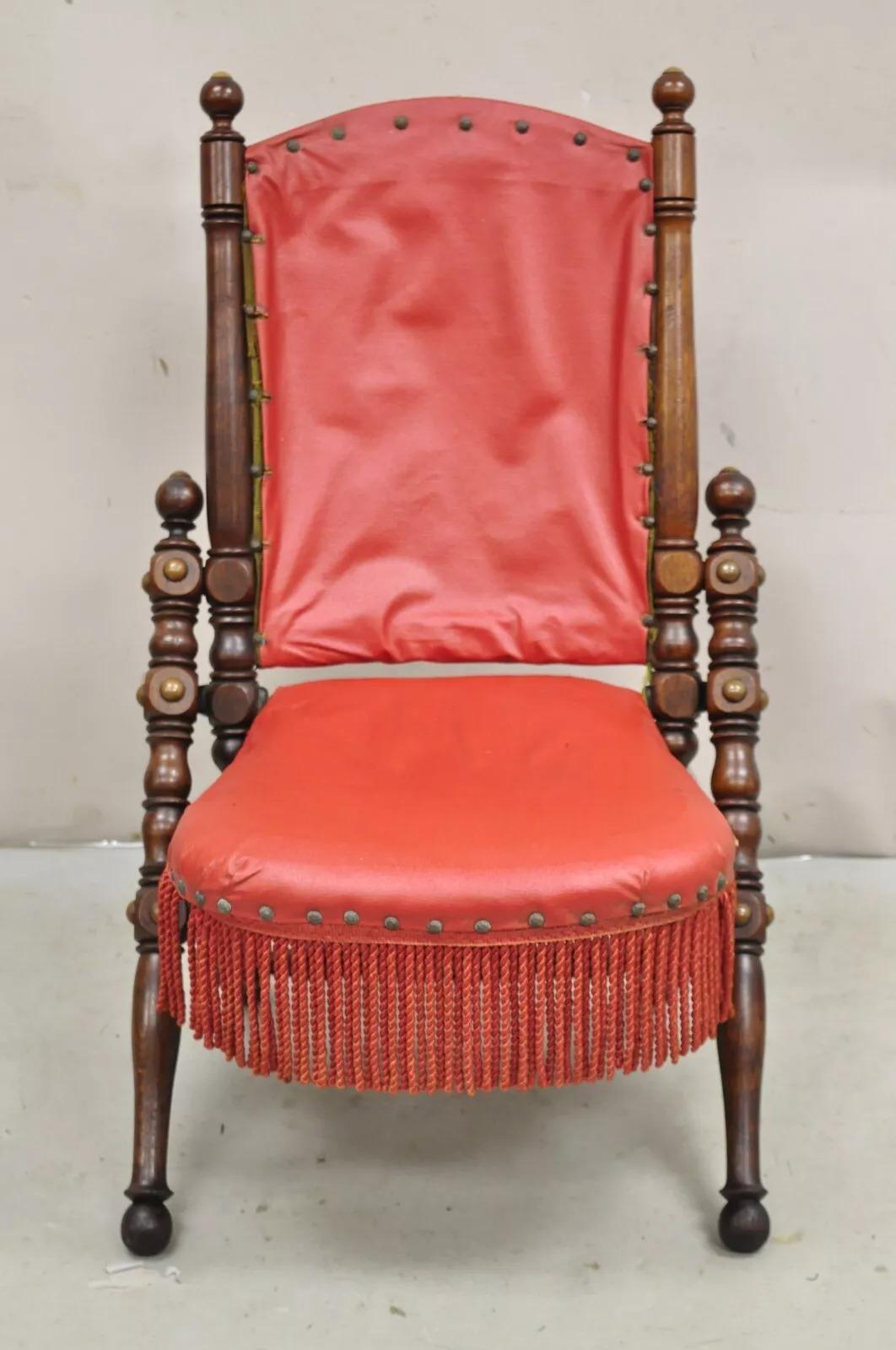 Ancienne chaise de campagne victorienne en noyer sculpté et pliant, attribuée à George Hunzinger. Vers le milieu du 19e siècle. Dimensions : 34