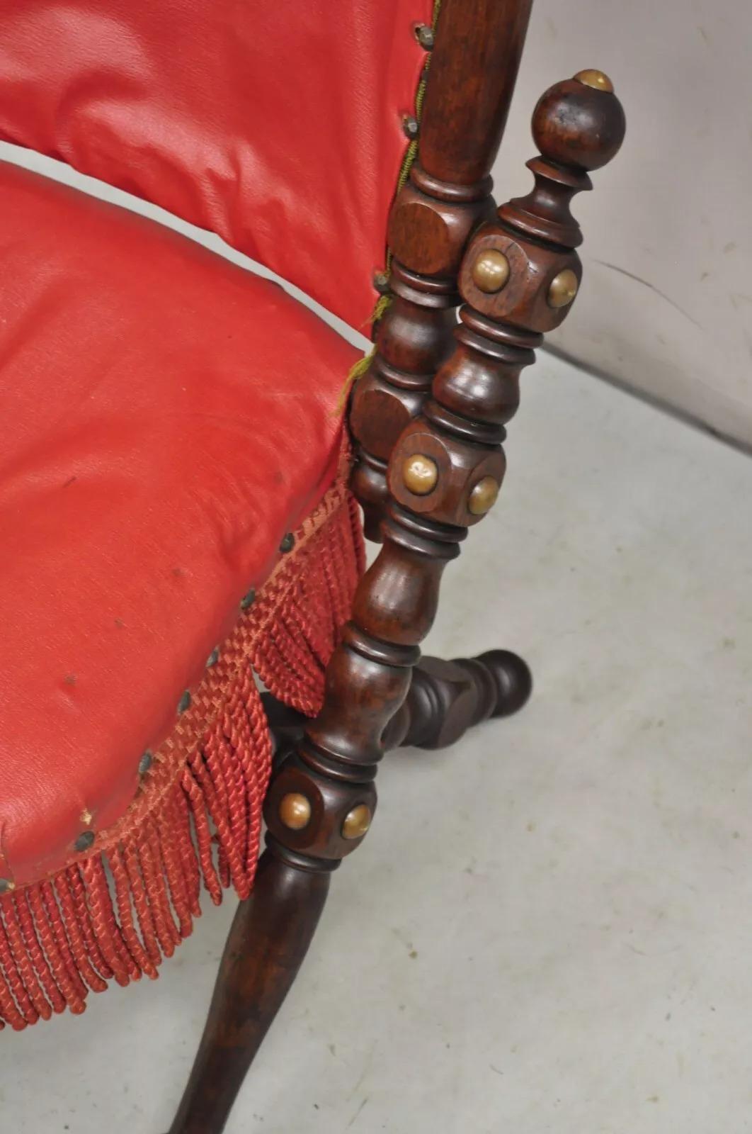 Inconnu Ancienne chaise de campagne pliante victorienne en noyer sculpté attr. George Hunzinger en vente