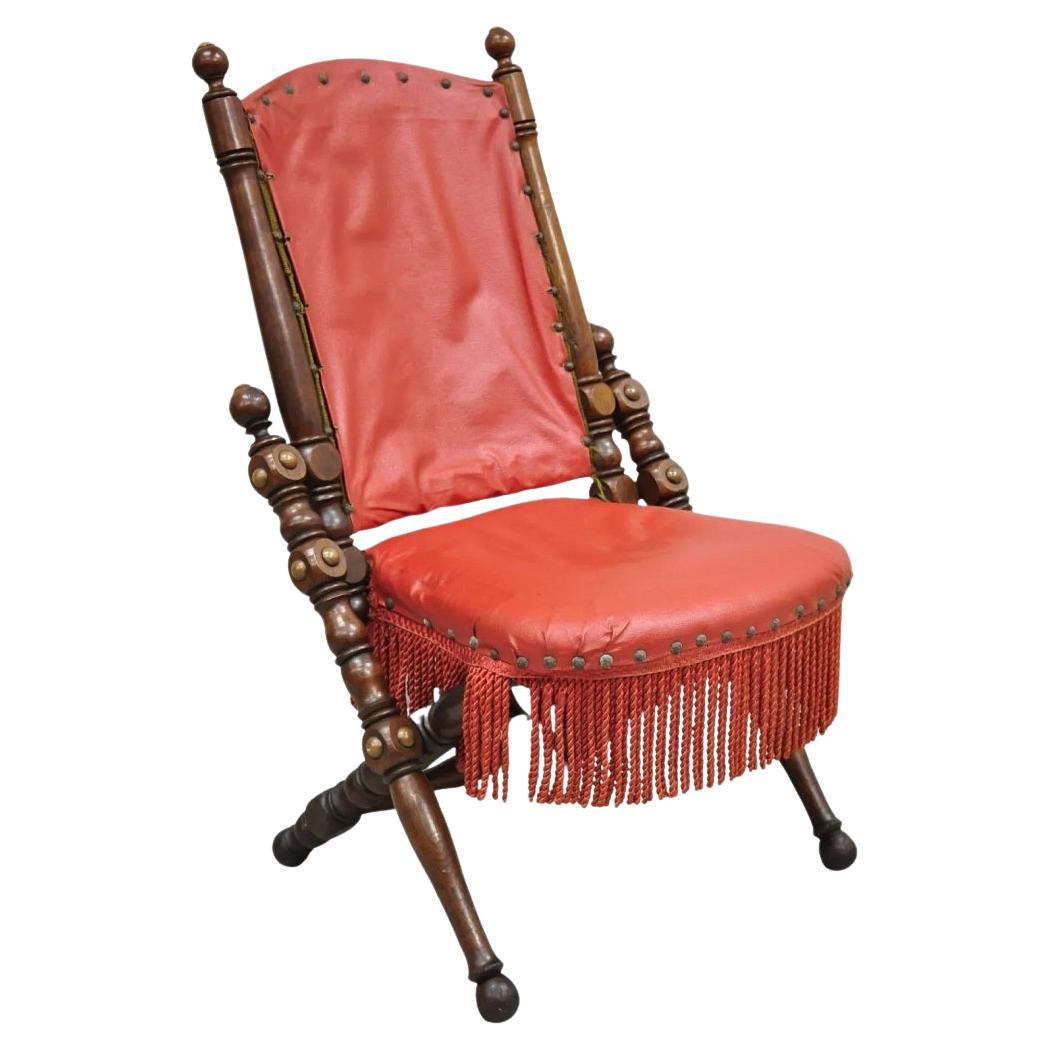Ancienne chaise de campagne pliante victorienne en noyer sculpté attr. George Hunzinger