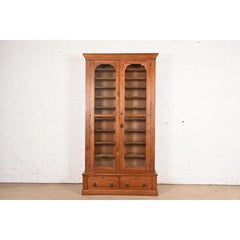 Antikes viktorianisches geschnitztes Bücherregal aus Nussbaumholz mit Glasfront, ca. 1880er Jahre