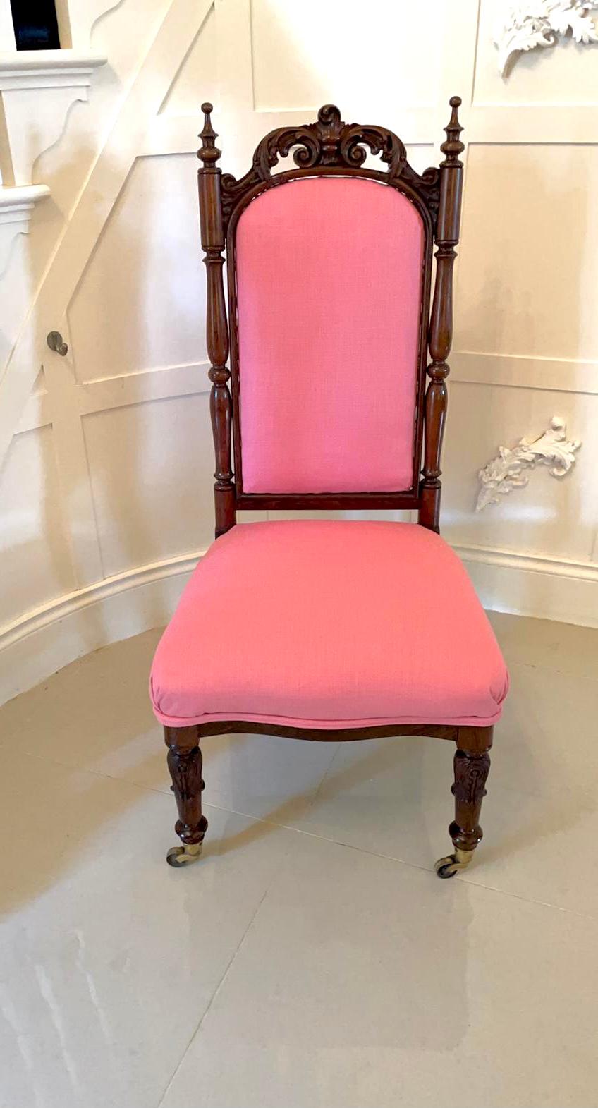 Ancienne chaise victorienne en noyer sculpté pour femmes en vente 4