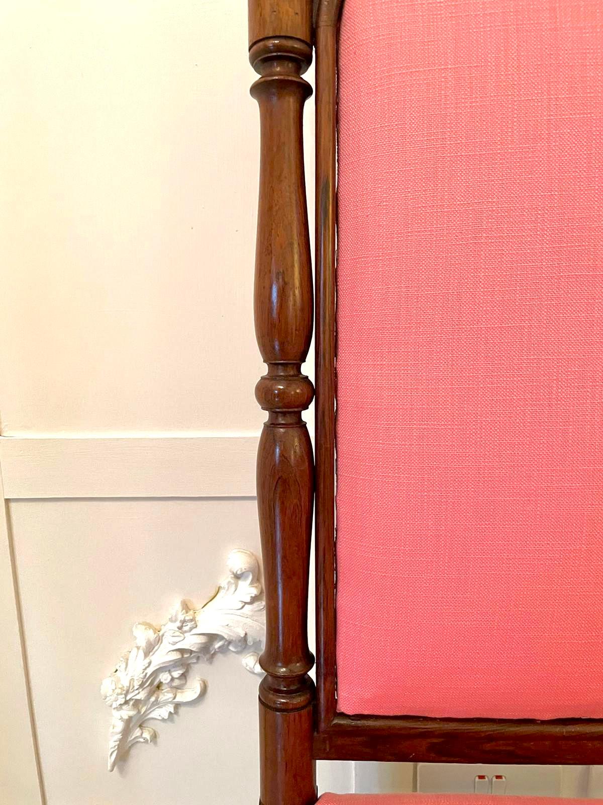 Noyer Ancienne chaise victorienne en noyer sculpté pour femmes en vente