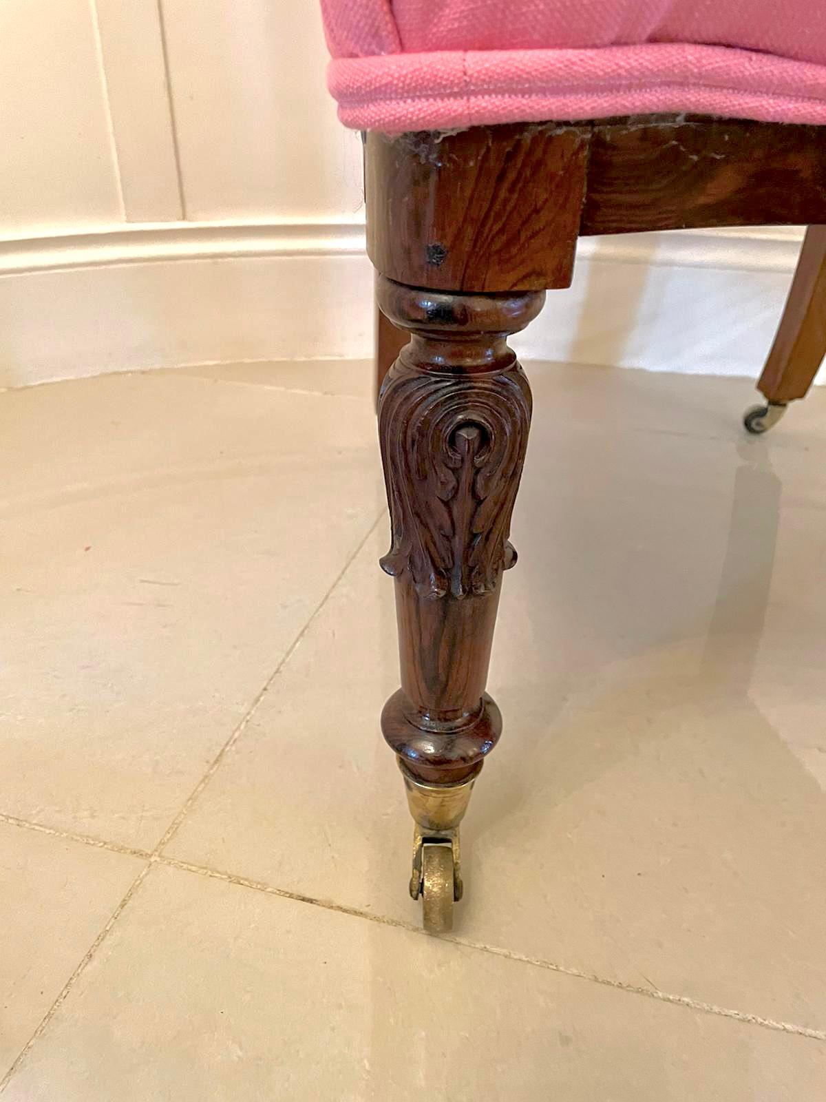 Antiker viktorianischer geschnitzter Damenstuhl aus Nussbaumholz im Angebot 1