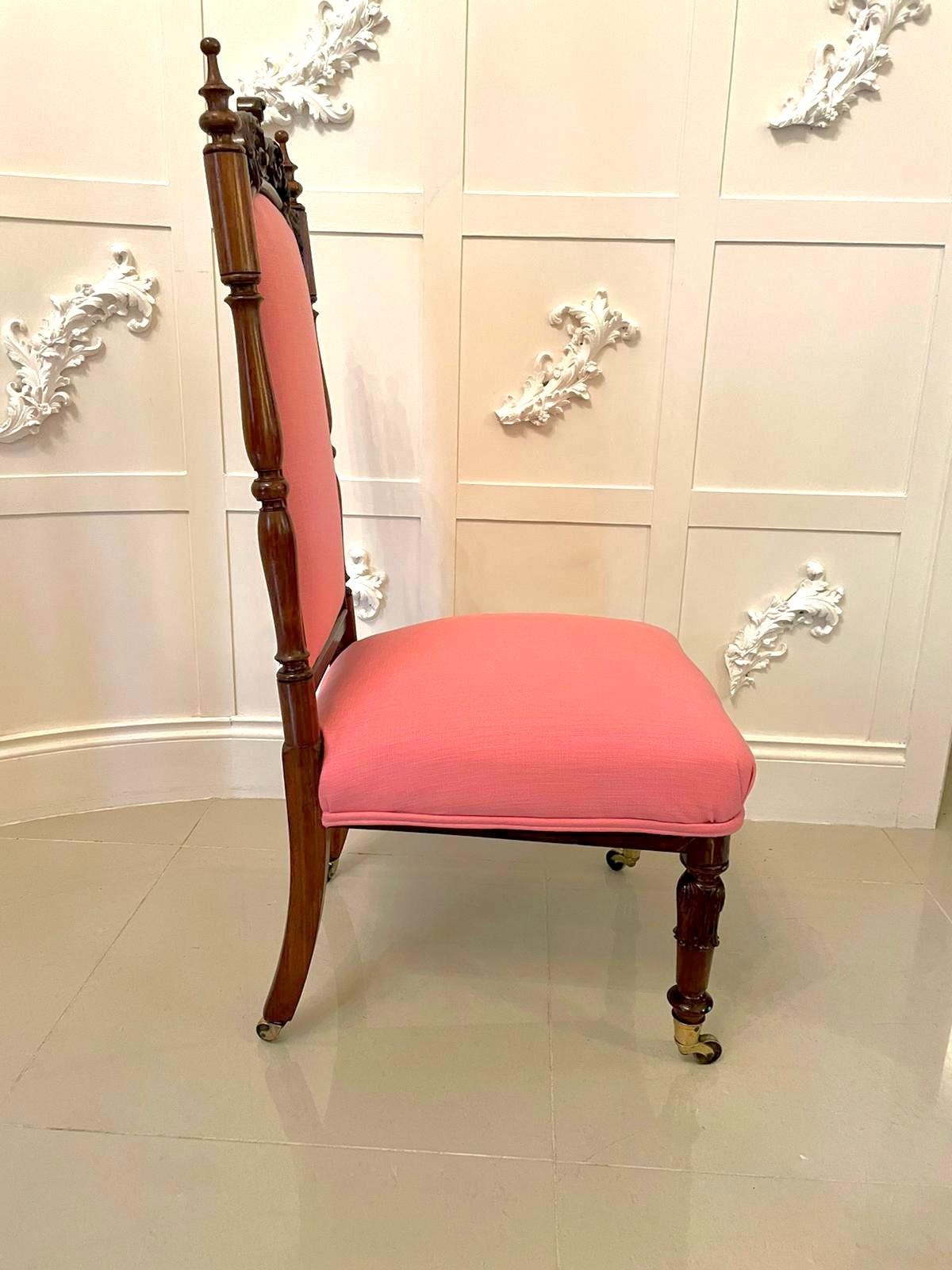 Ancienne chaise victorienne en noyer sculpté pour femmes en vente 3