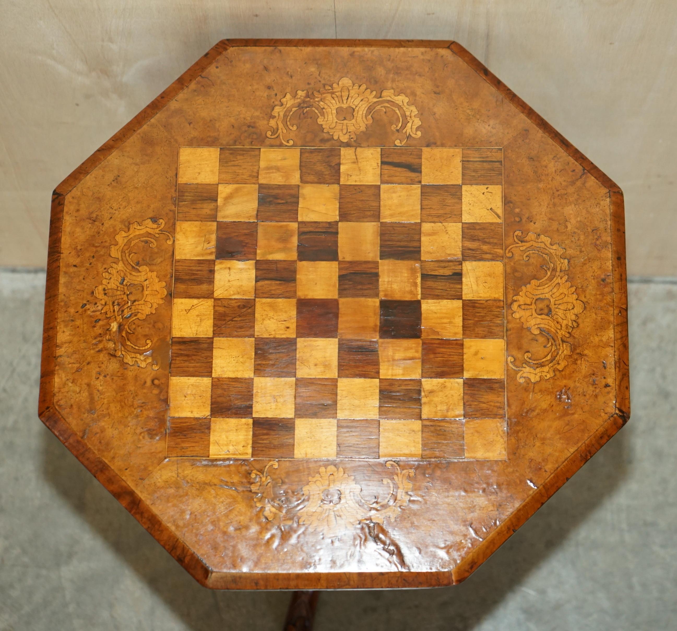 Ancienne table de jeu d'échecs victorienne en noyer sculpté et marqueterie de bois dur incrustée en vente 1