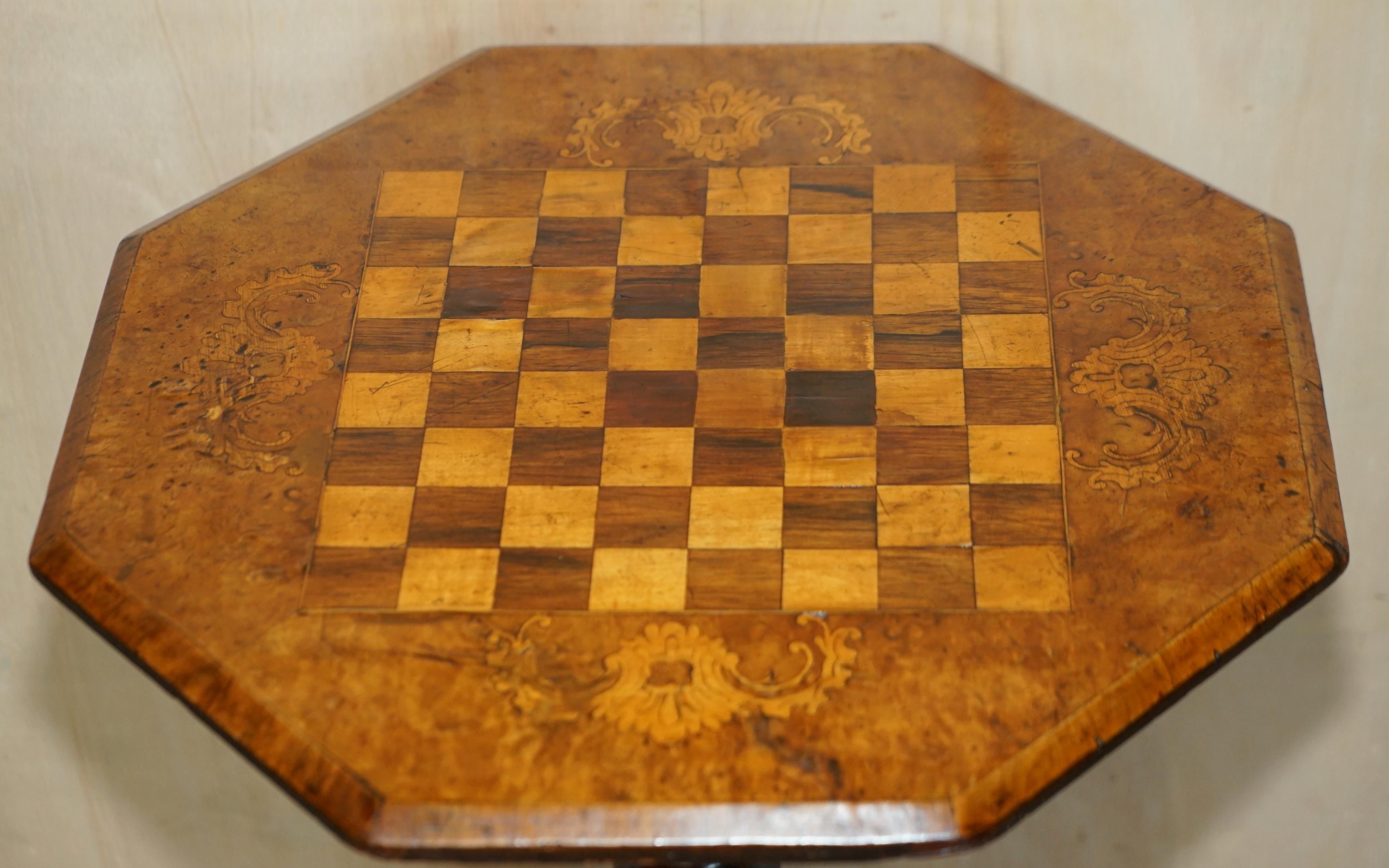 Ancienne table de jeu d'échecs victorienne en noyer sculpté et marqueterie de bois dur incrustée en vente 2