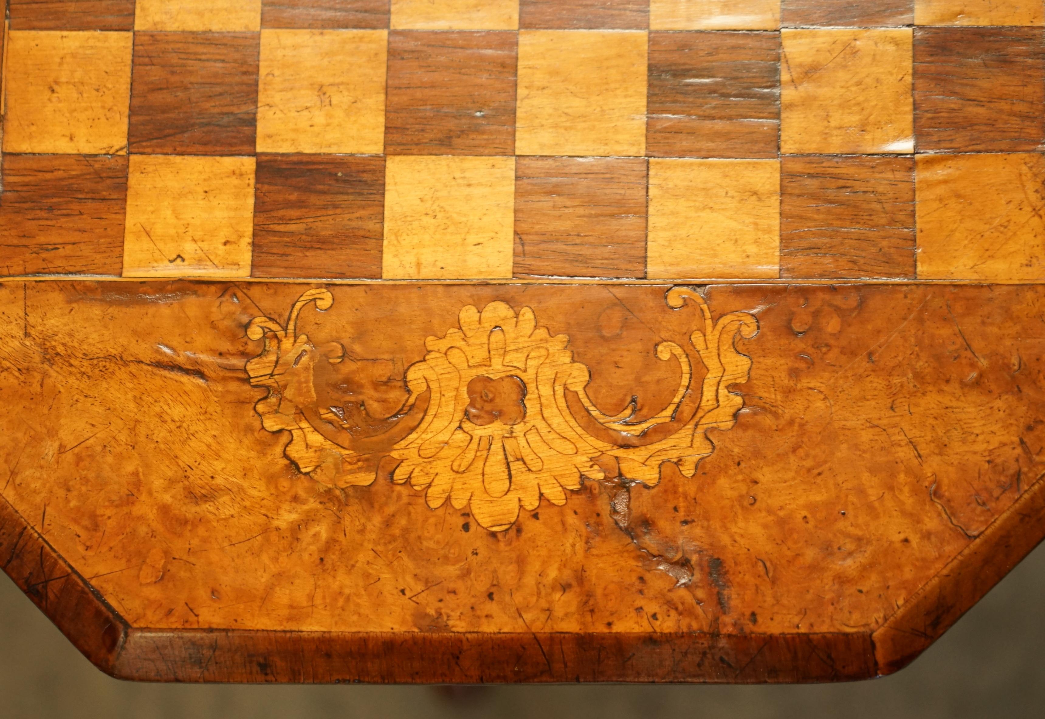 Ancienne table de jeu d'échecs victorienne en noyer sculpté et marqueterie de bois dur incrustée en vente 3