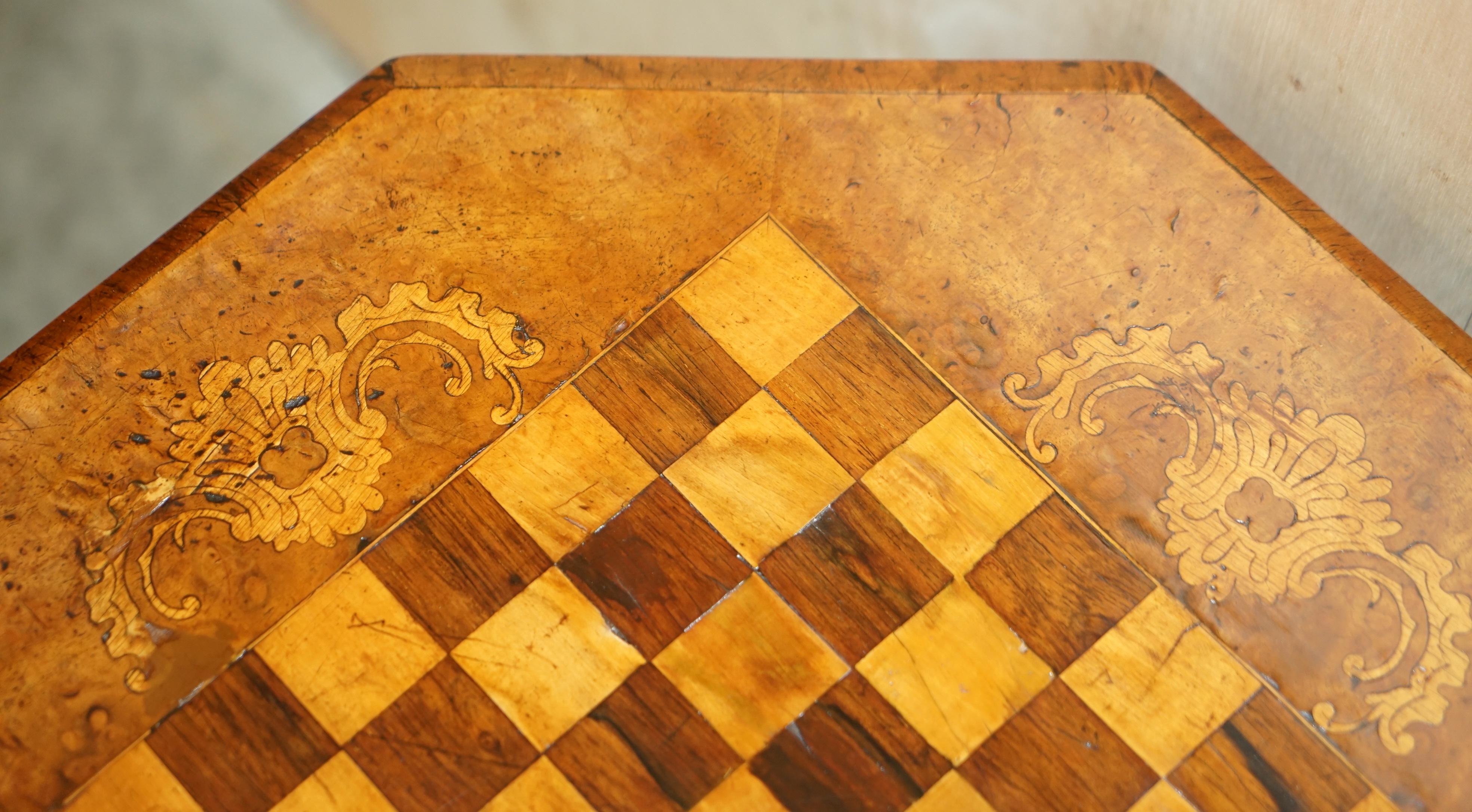 Ancienne table de jeu d'échecs victorienne en noyer sculpté et marqueterie de bois dur incrustée en vente 4