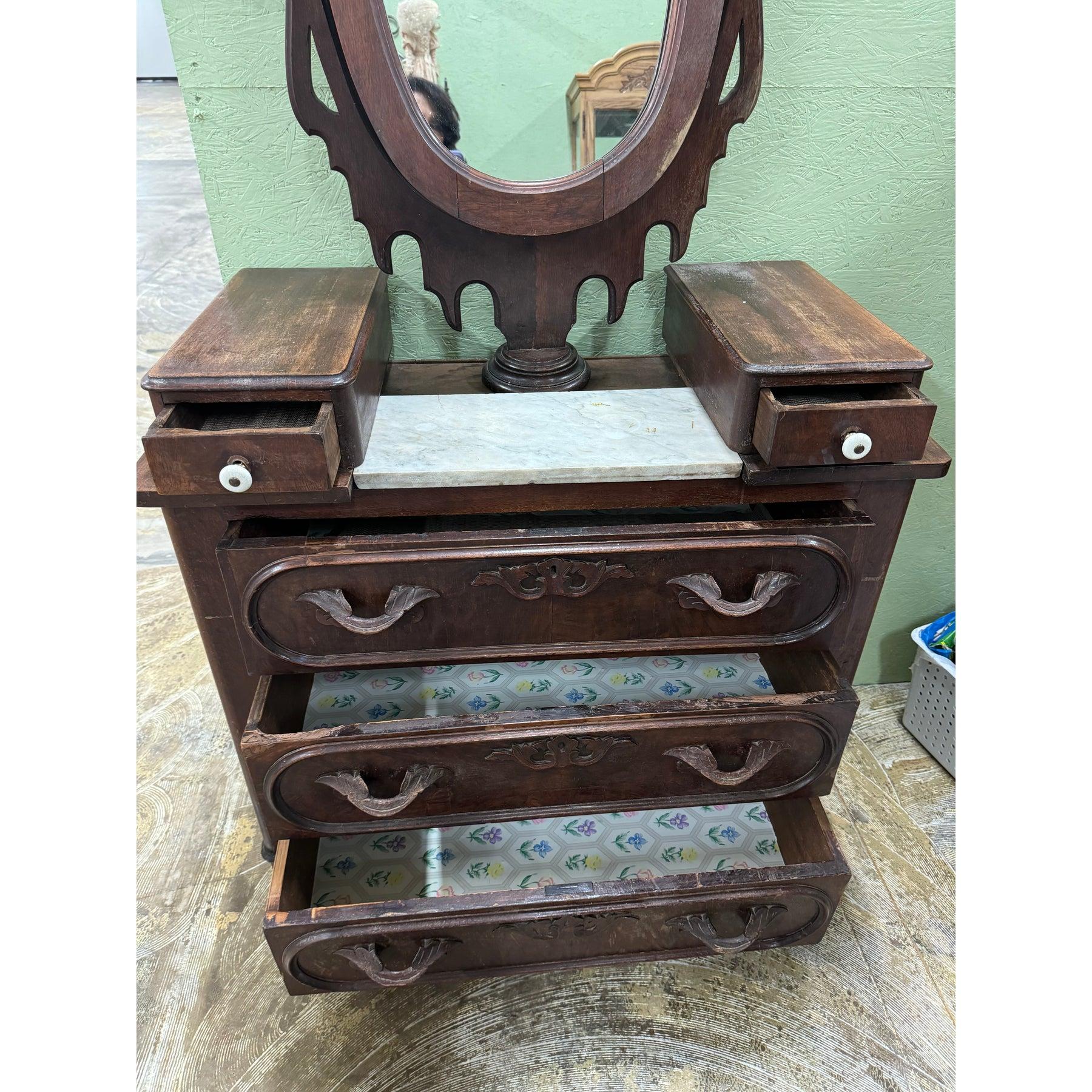 Une superbe commode victorienne en bois de rose à trois tiroirs avec un miroir ovale pivotant. Le miroir a un cadre festonné orné et repose sur une base en bois tourné. Il présente des découpes dans le cadre du miroir en haut et des découpes dans le