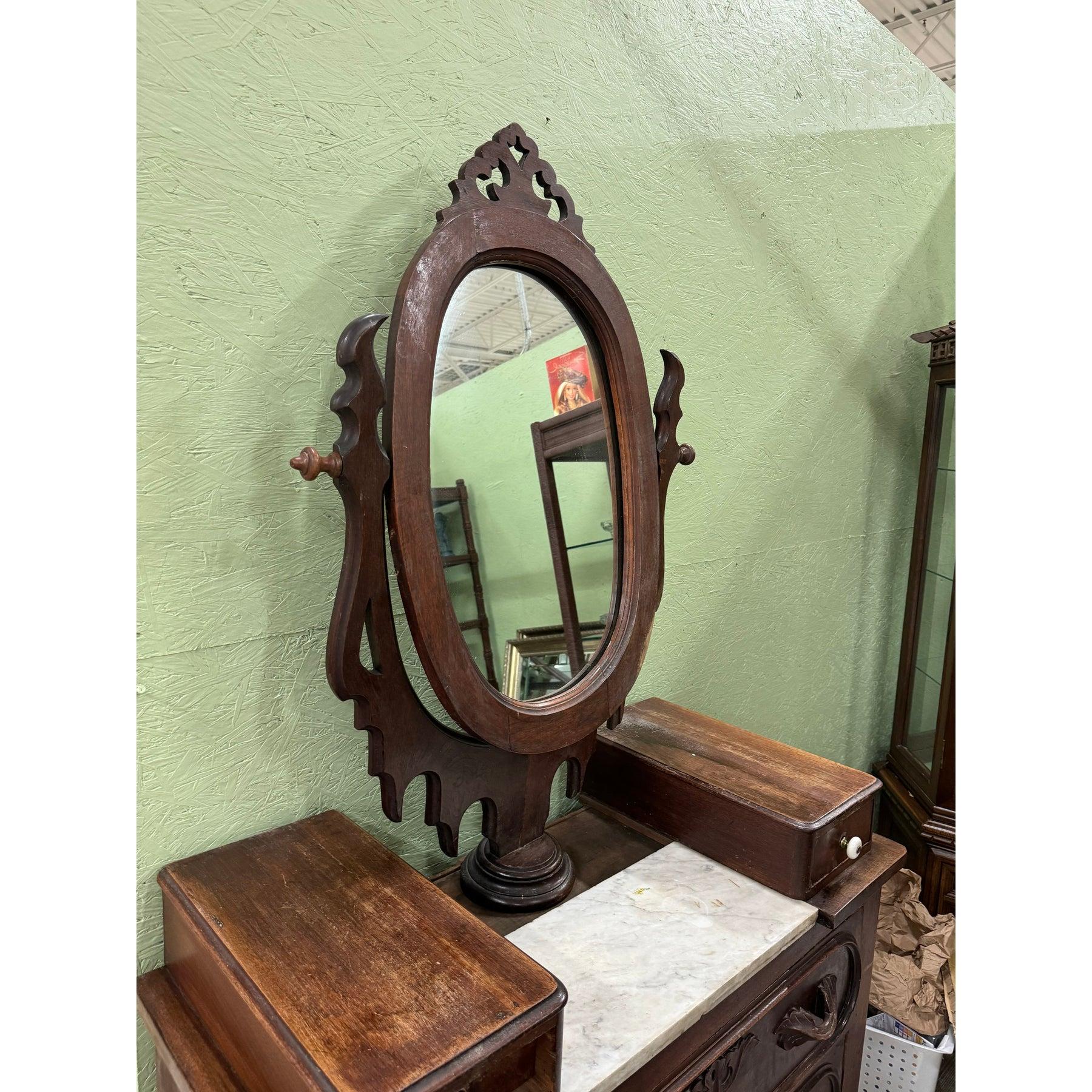Classique américain Antique Victorienne Commode à dessus de marbre sculpté en noyer avec Mirror, circa 1890 en vente