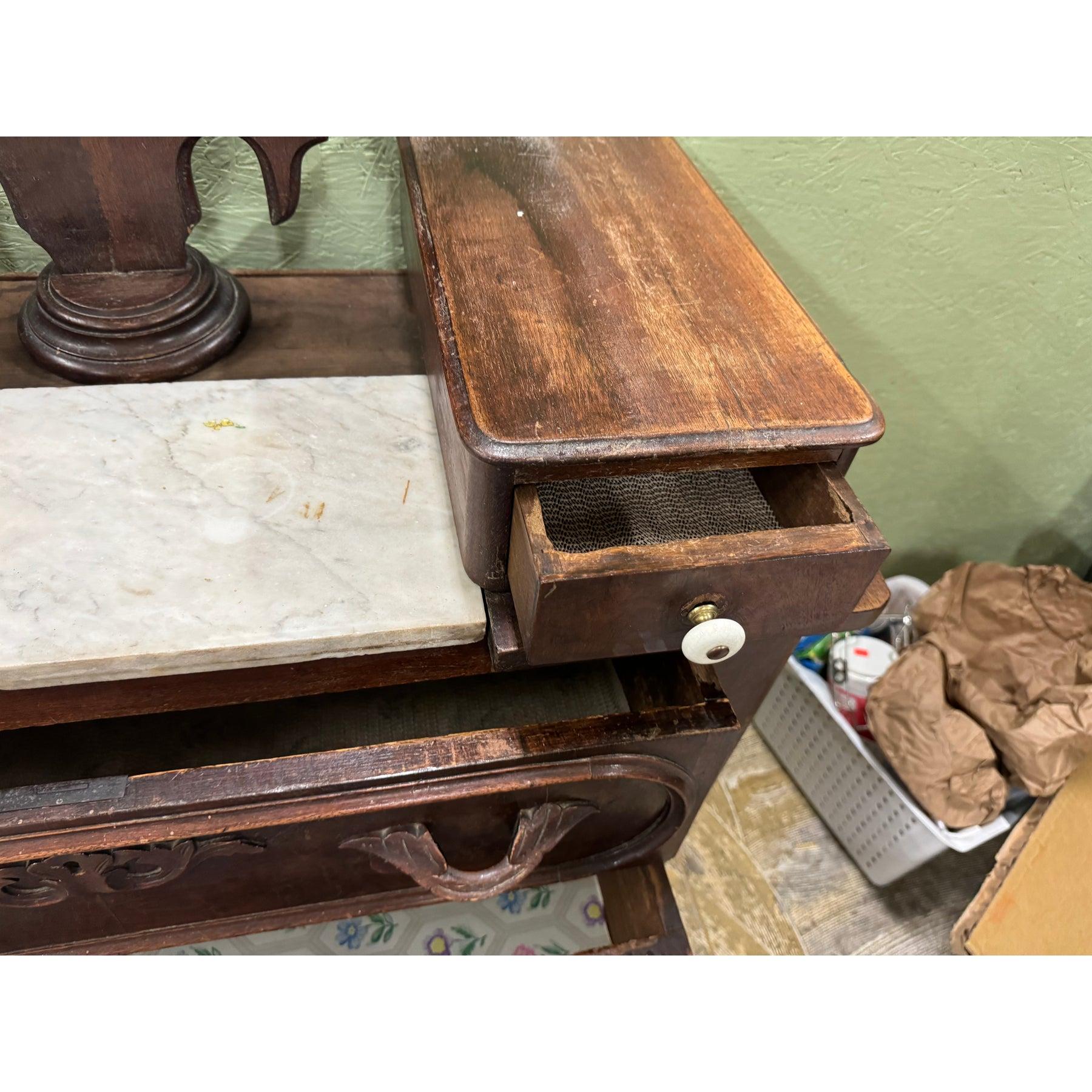 Bois Antique Victorienne Commode à dessus de marbre sculpté en noyer avec Mirror, circa 1890 en vente