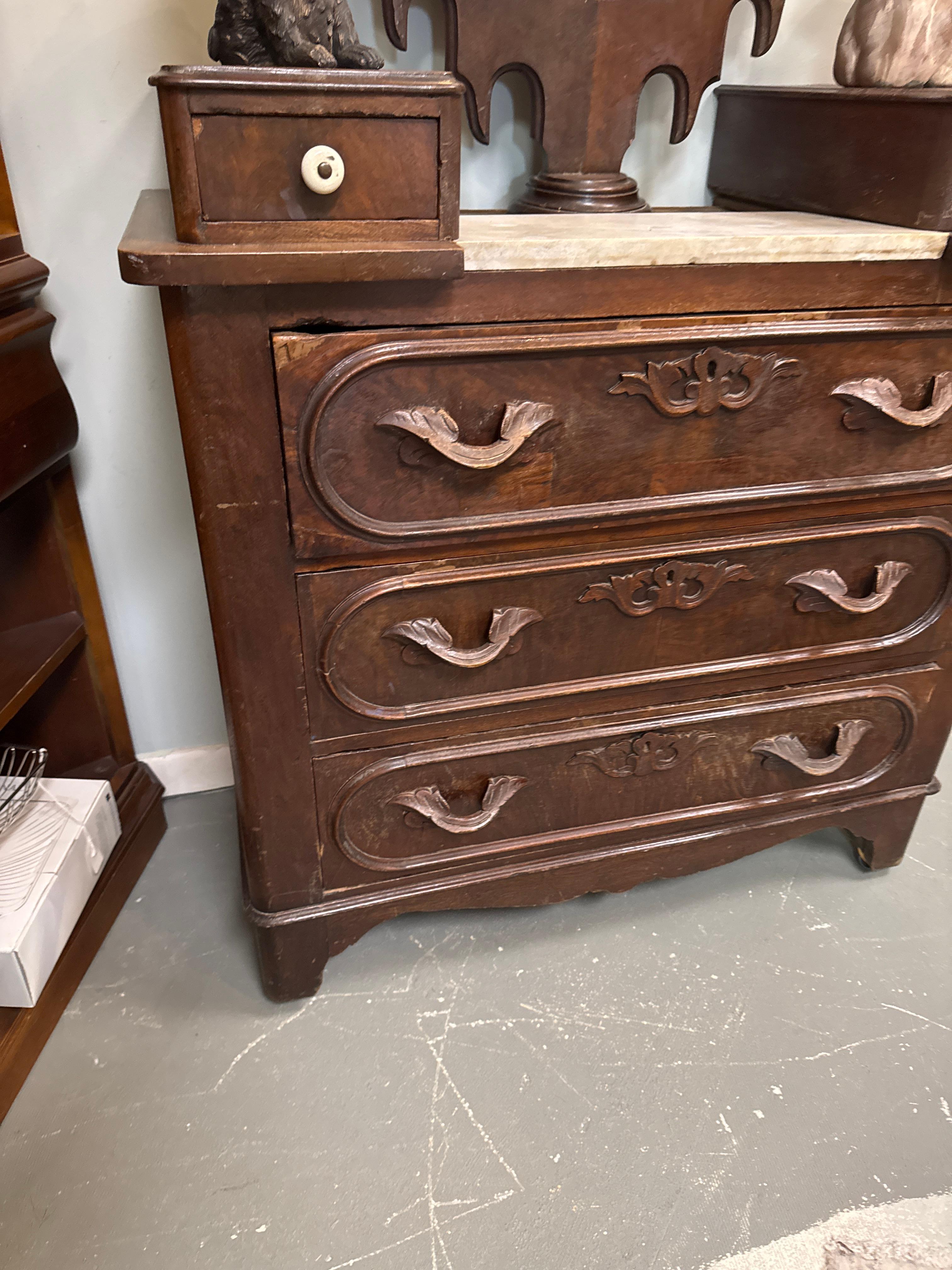 Antique Victorienne Commode à dessus de marbre sculpté en noyer avec Mirror, circa 1890 en vente 1