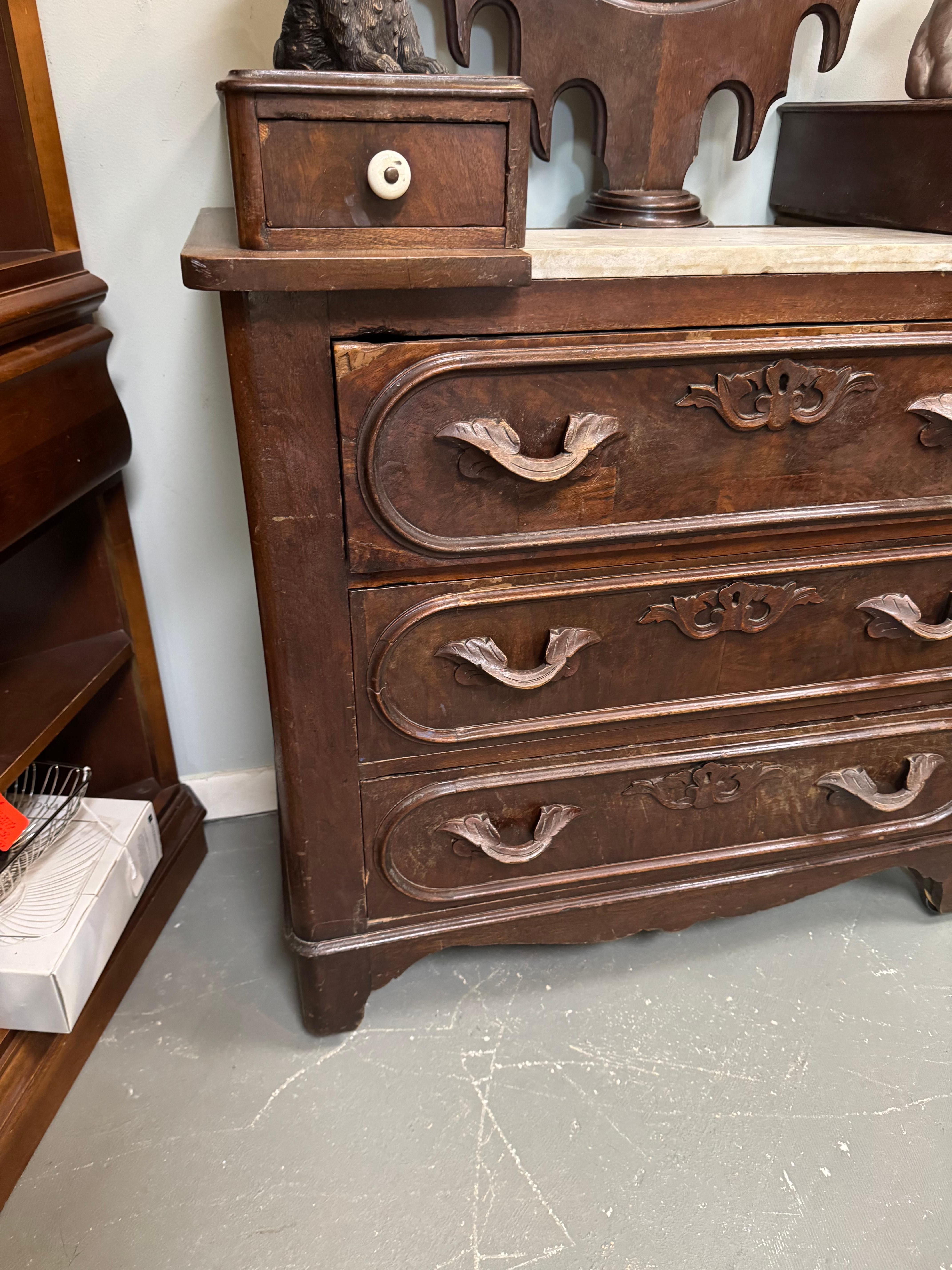 Antique Victorienne Commode à dessus de marbre sculpté en noyer avec Mirror, circa 1890 en vente 2