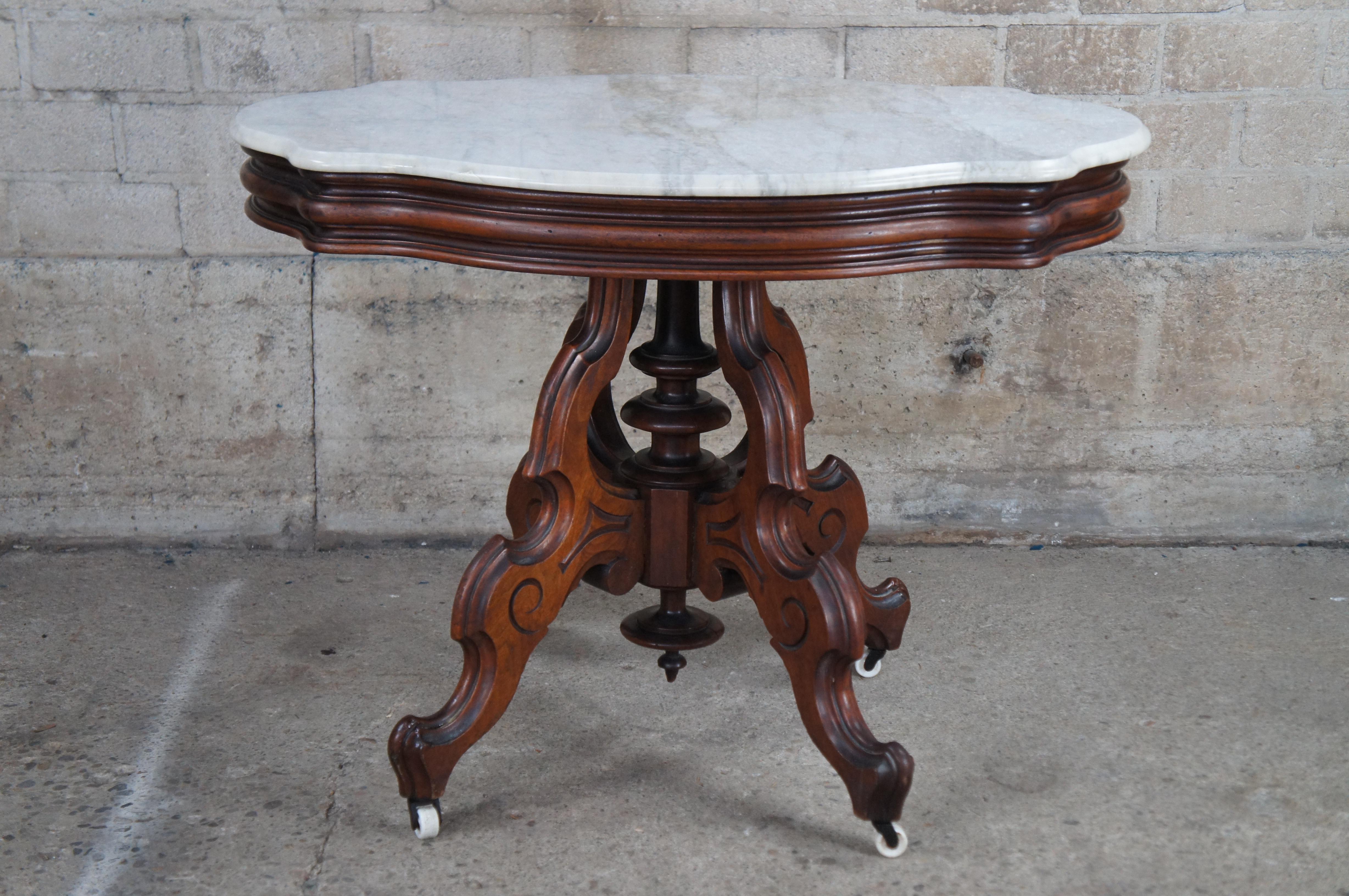 Ancienne table de salon victorienne en noyer sculpté avec plateau en marbre  en vente 4