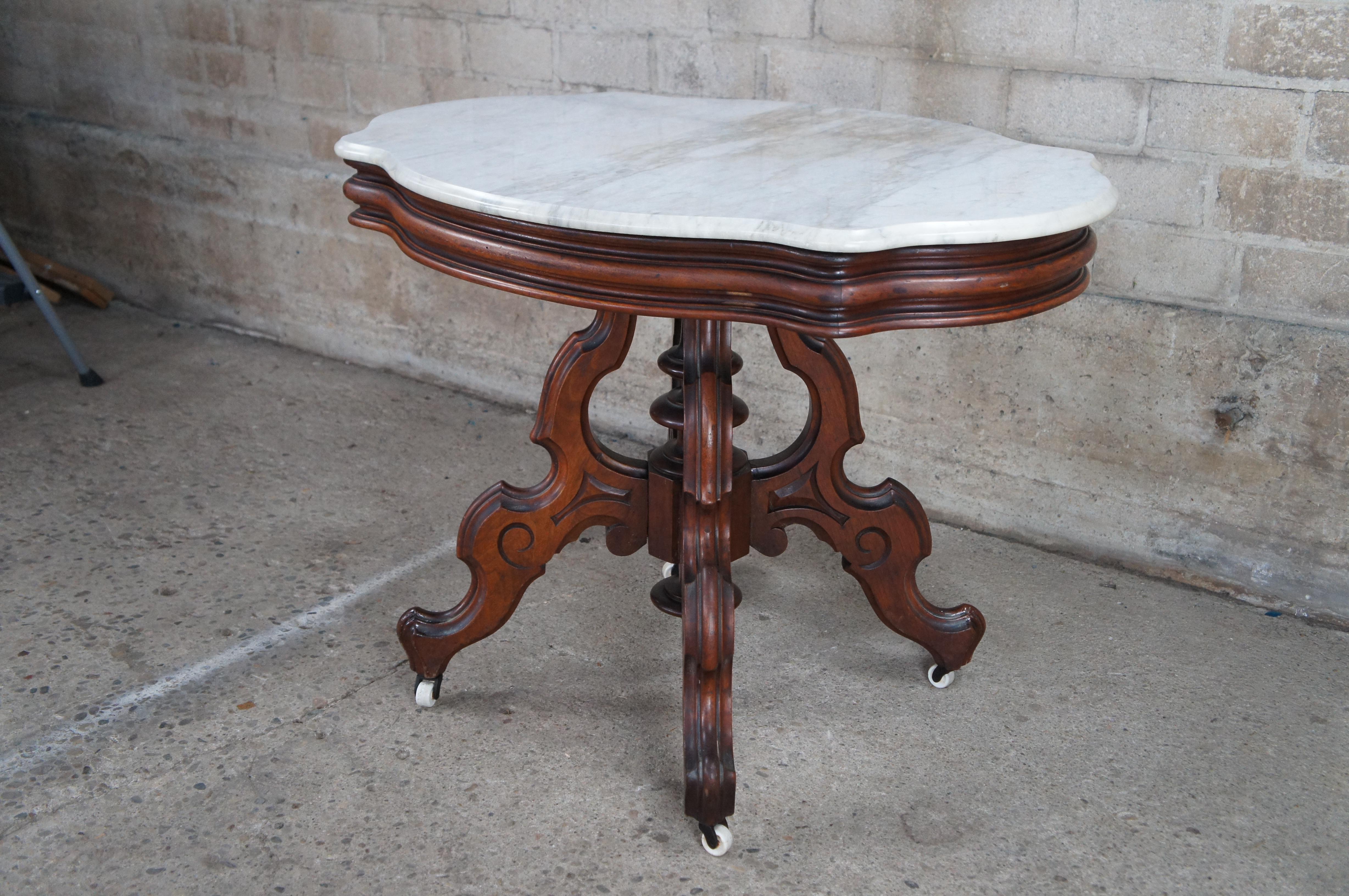 Ancienne table de salon victorienne en noyer sculpté avec plateau en marbre  en vente 5