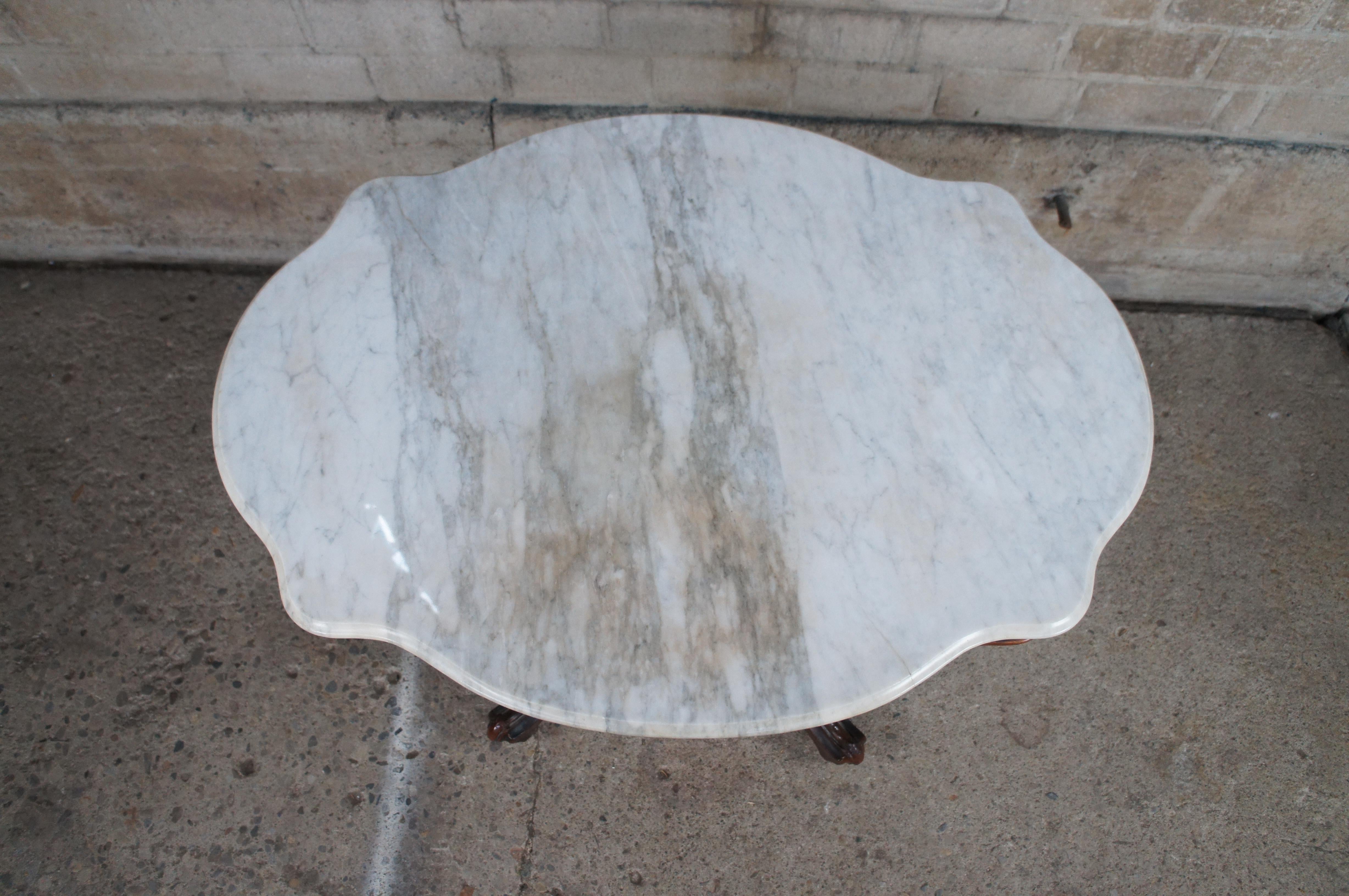 Ancienne table de salon victorienne en noyer sculpté avec plateau en marbre  Bon état - En vente à Dayton, OH
