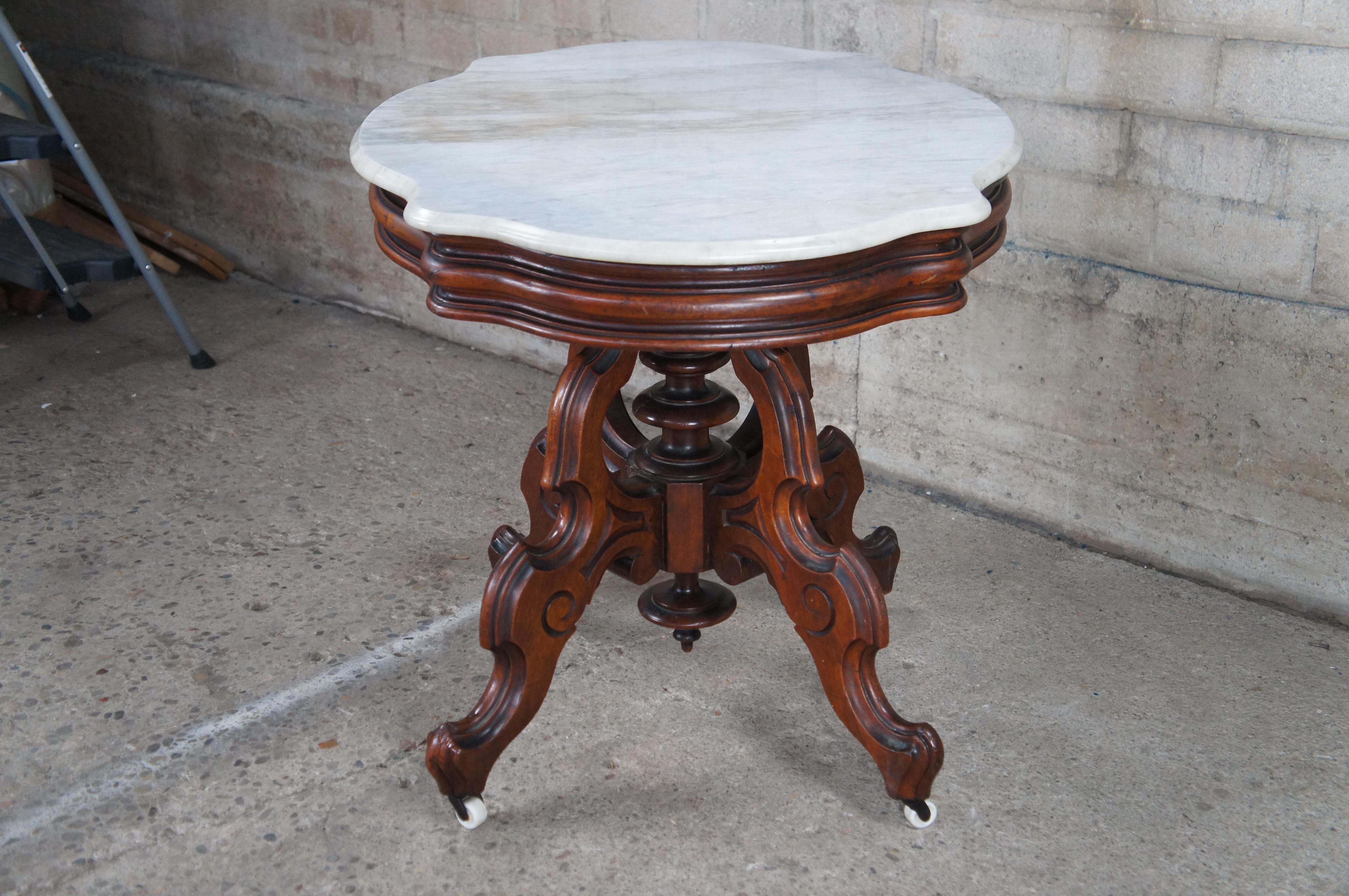 Ancienne table de salon victorienne en noyer sculpté avec plateau en marbre  en vente 3