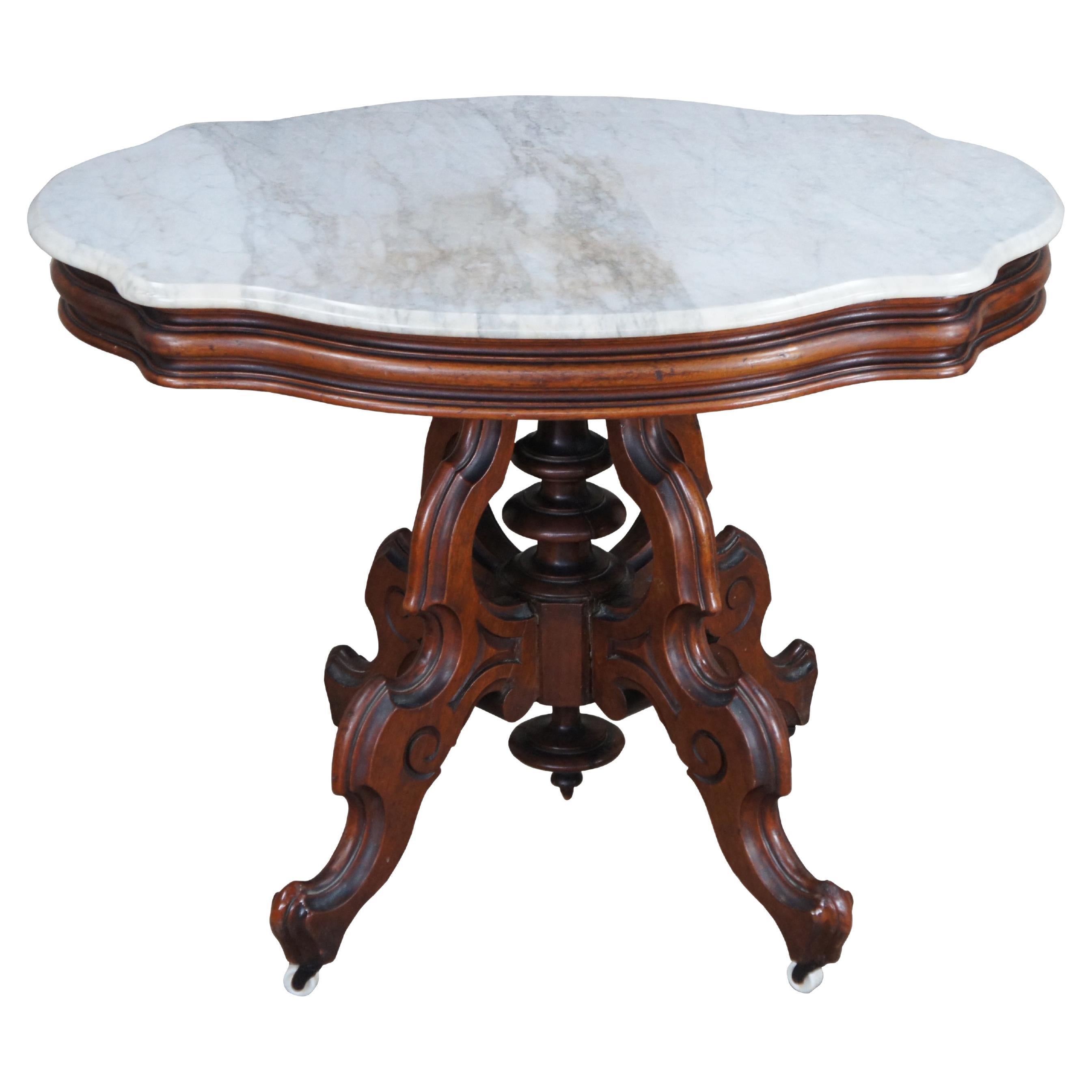 Ancienne table de salon victorienne en noyer sculpté avec plateau en marbre  en vente