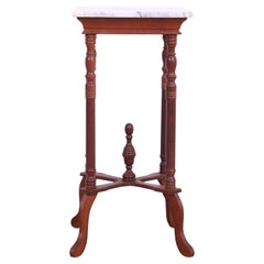 Table d'appoint ou porte-plante en noyer sculpté d'époque victorienne:: circa 1900