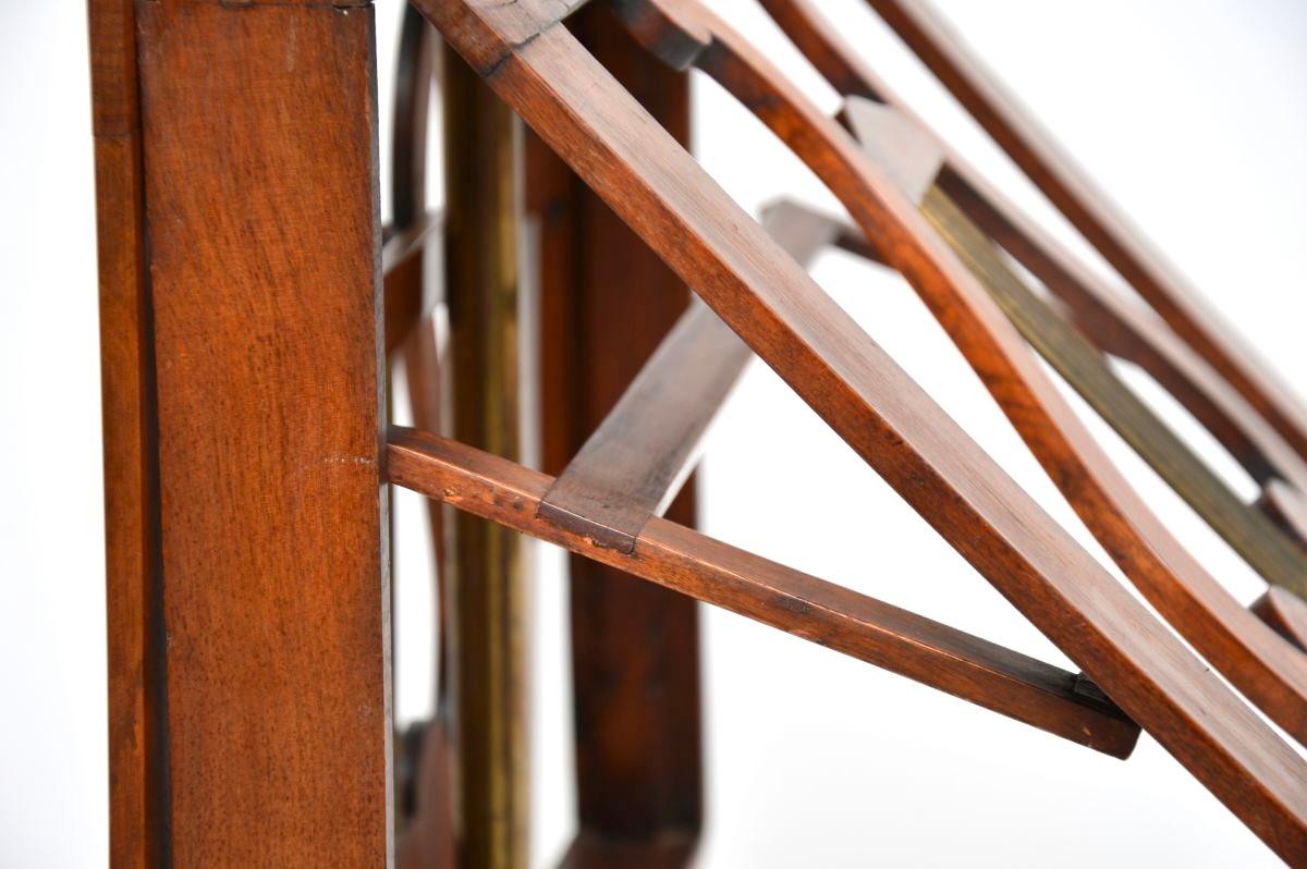 Ancien pupitre victorien en noyer sculpté en vente 3