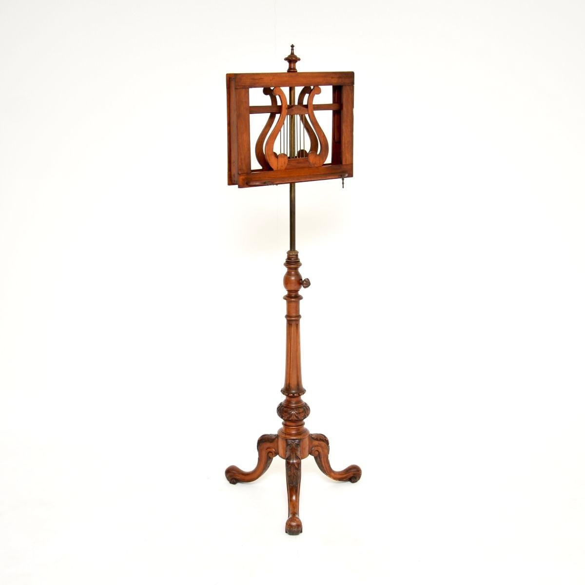 Un superbe pupitre victorien ancien en noyer sculpté. Fabriqué en Angleterre, il date de la période 1860-1880.

Il est d'une très grande qualité, la base du trépied en noyer massif étant magnifiquement sculptée. La partie supérieure est ornée d'un