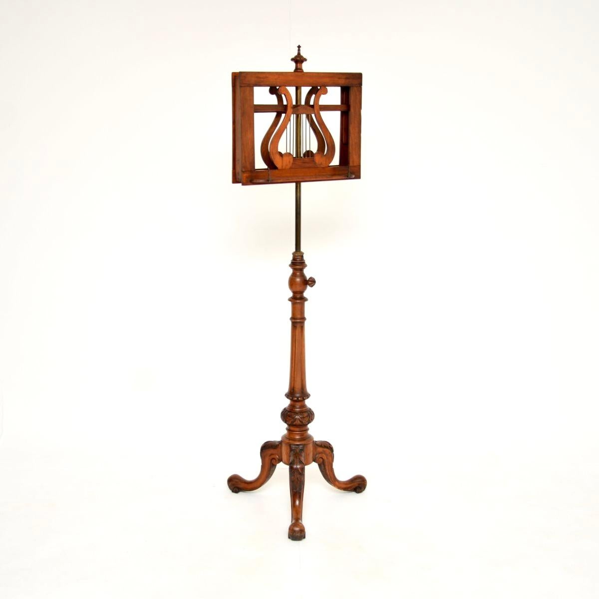 Victorien tardif Ancien pupitre victorien en noyer sculpté en vente