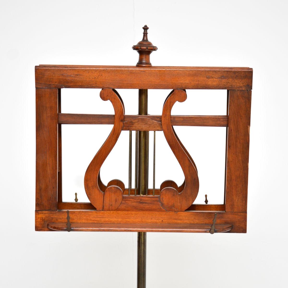 Britannique Ancien pupitre victorien en noyer sculpté en vente