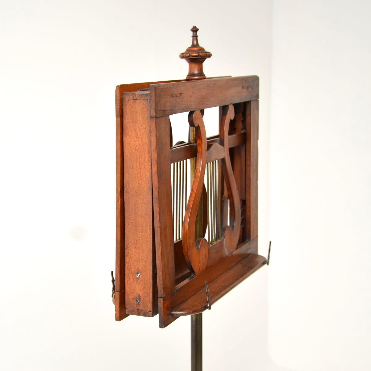 Ancien pupitre victorien en noyer sculpté Bon état - En vente à London, GB