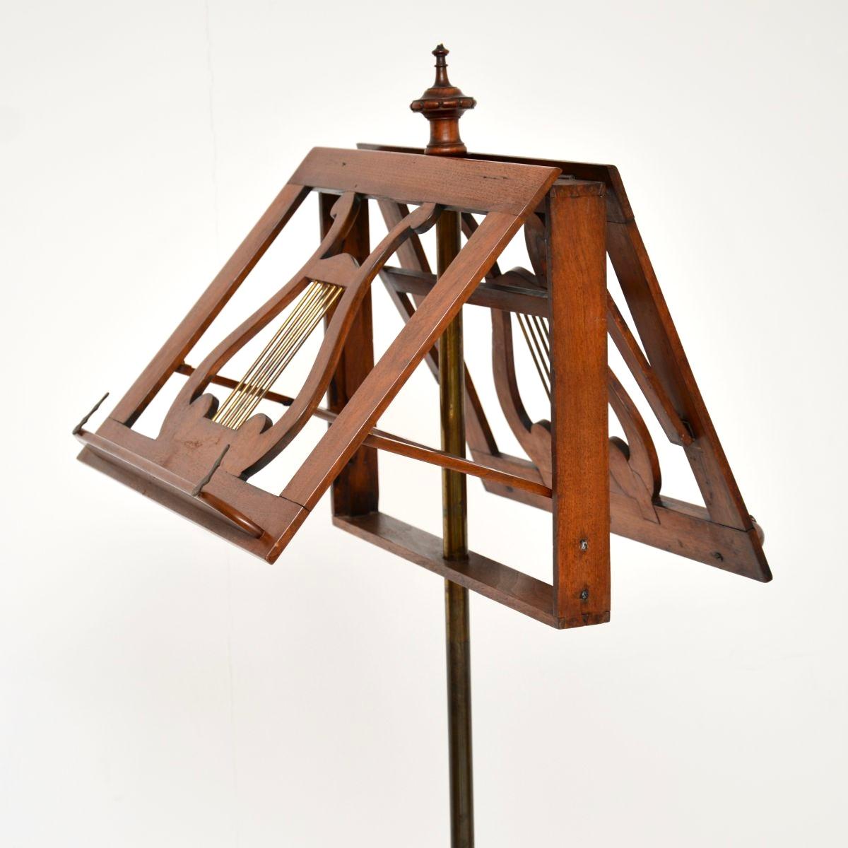 Fin du XIXe siècle Ancien pupitre victorien en noyer sculpté en vente