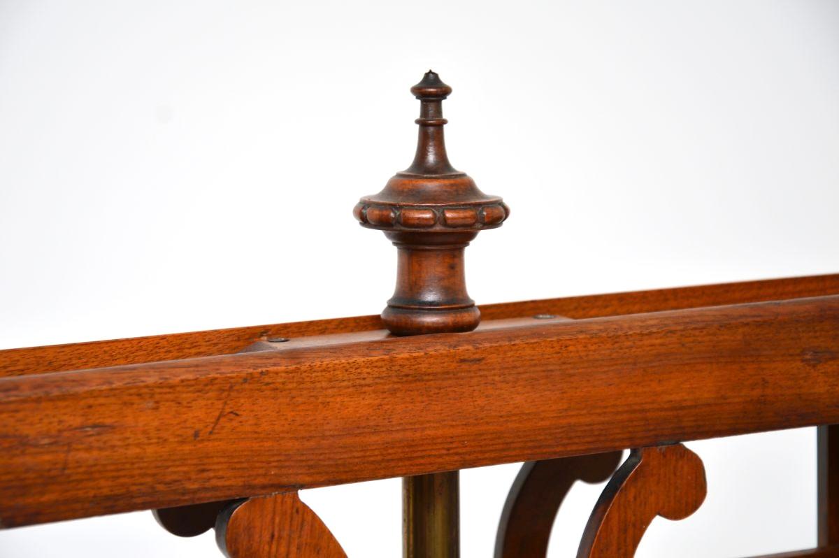 Noyer Ancien pupitre victorien en noyer sculpté en vente