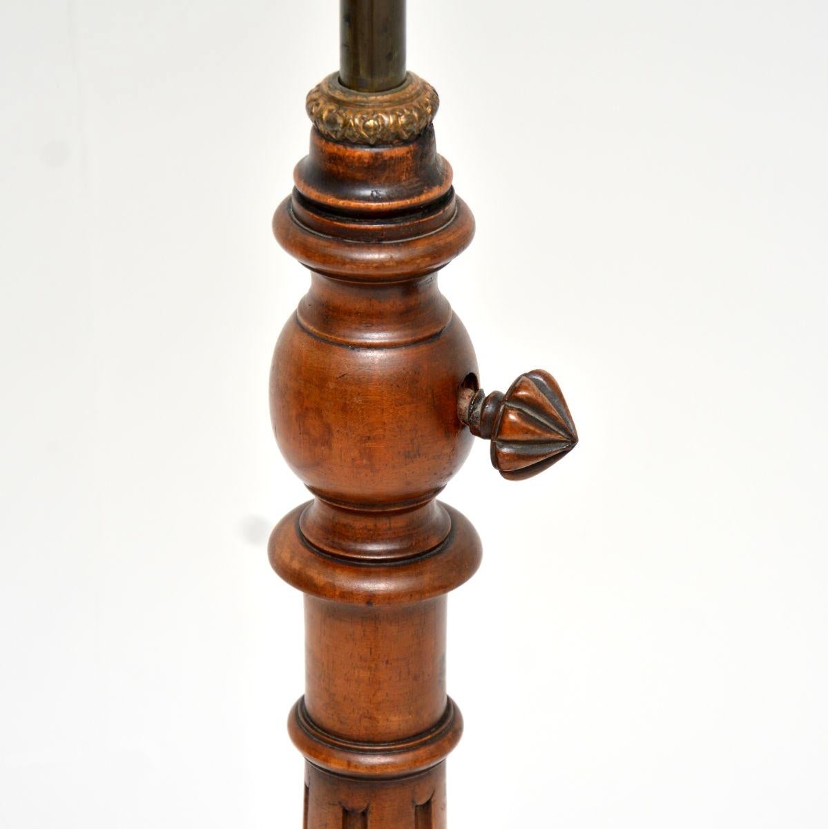 Ancien pupitre victorien en noyer sculpté en vente 1