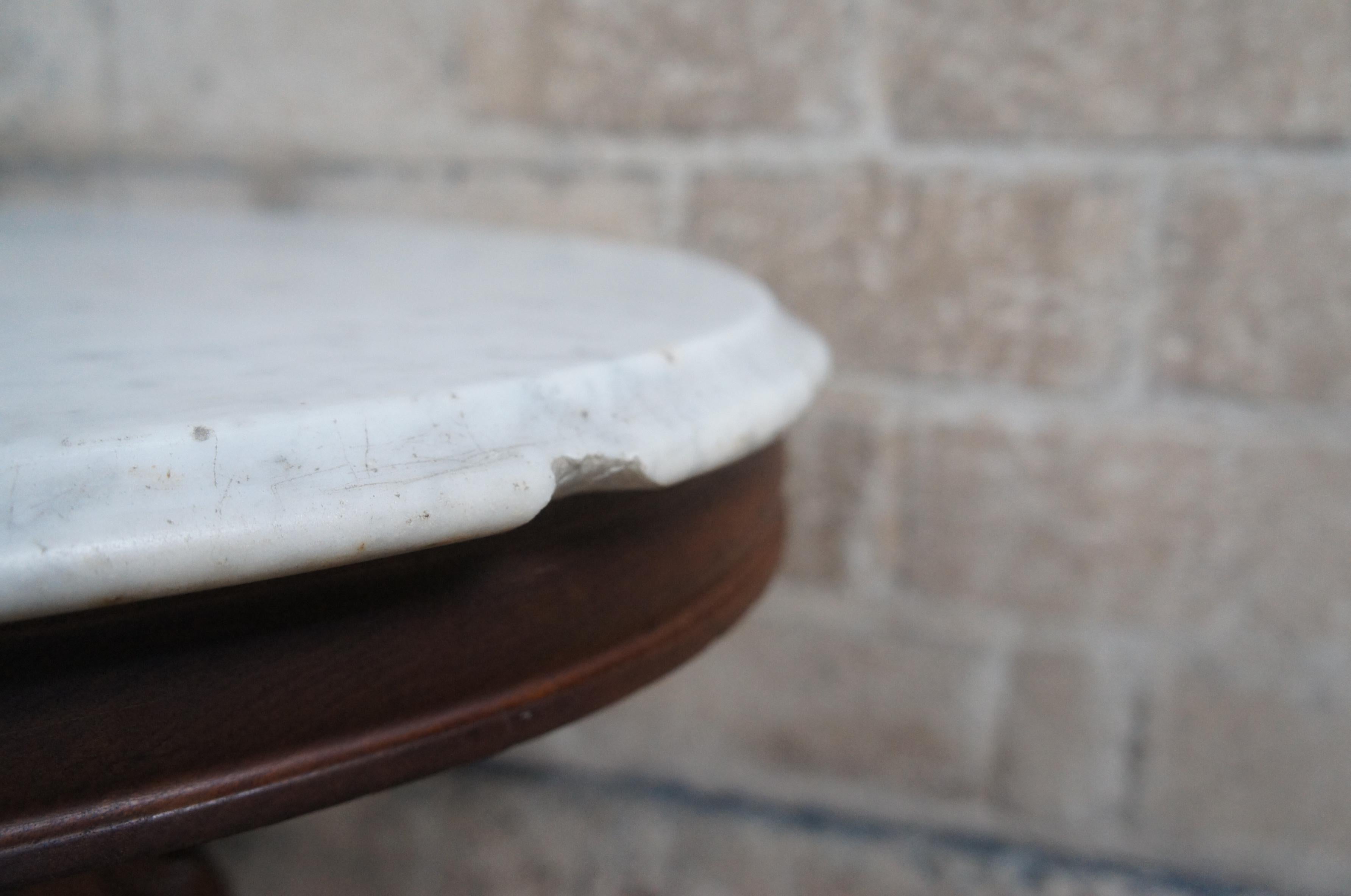 Antique Victorian Carved Walnut Oval Marble Top Parlor Center Side Table In Good Condition In Dayton, OH