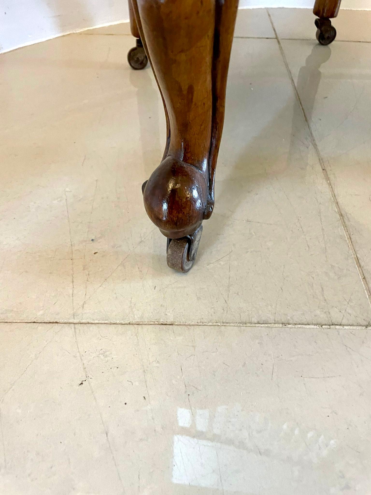 Ancienne chaise d'appoint victorienne en noyer sculpté en vente 5