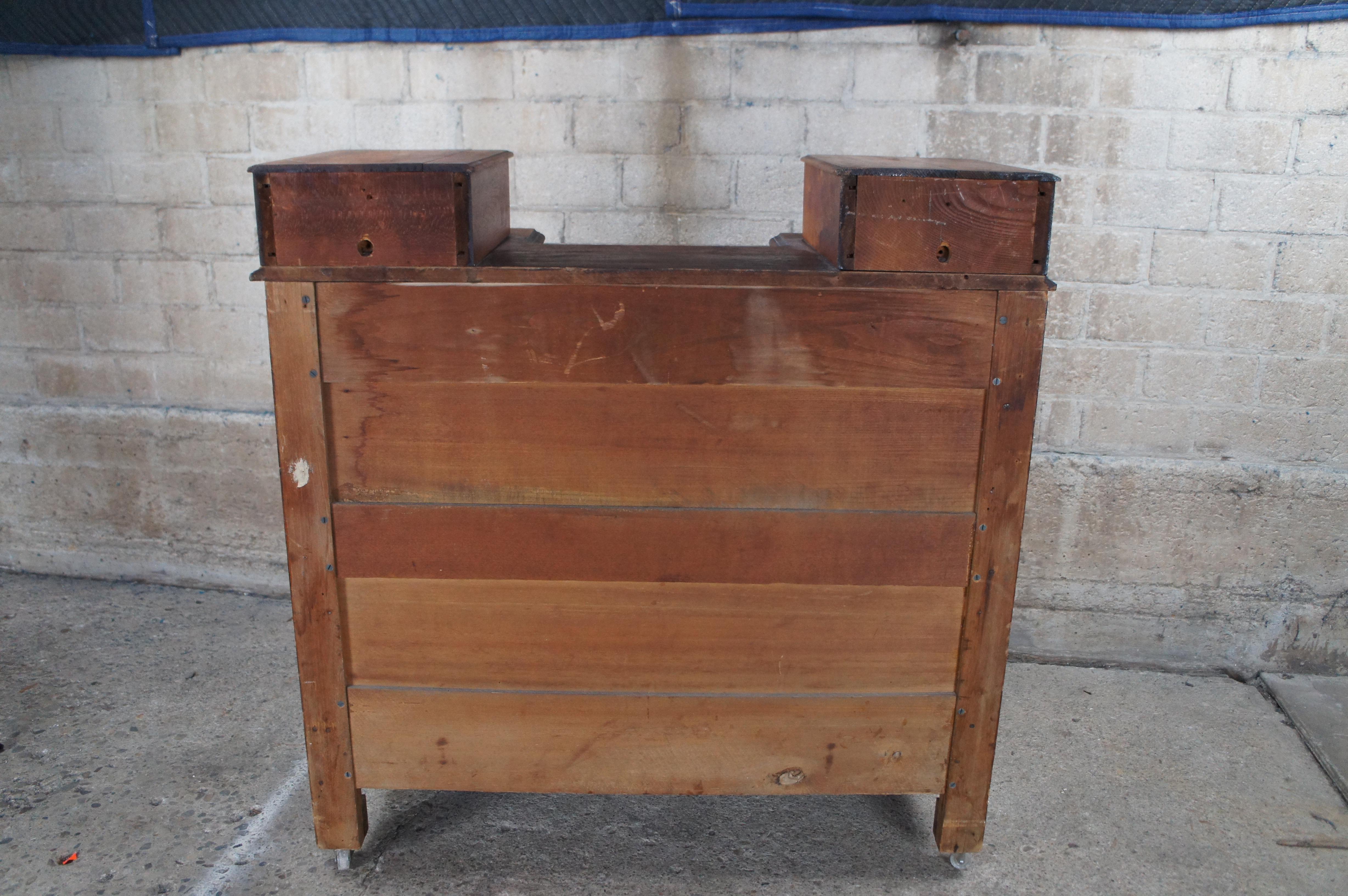 Ancienne commode victorienne en noyer sculpté à dossier tiroirs en marbre boîte à gants en vente 6