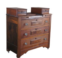 Antico cassettone vittoriano in noce intagliato con cassetti a guantiera in marmo