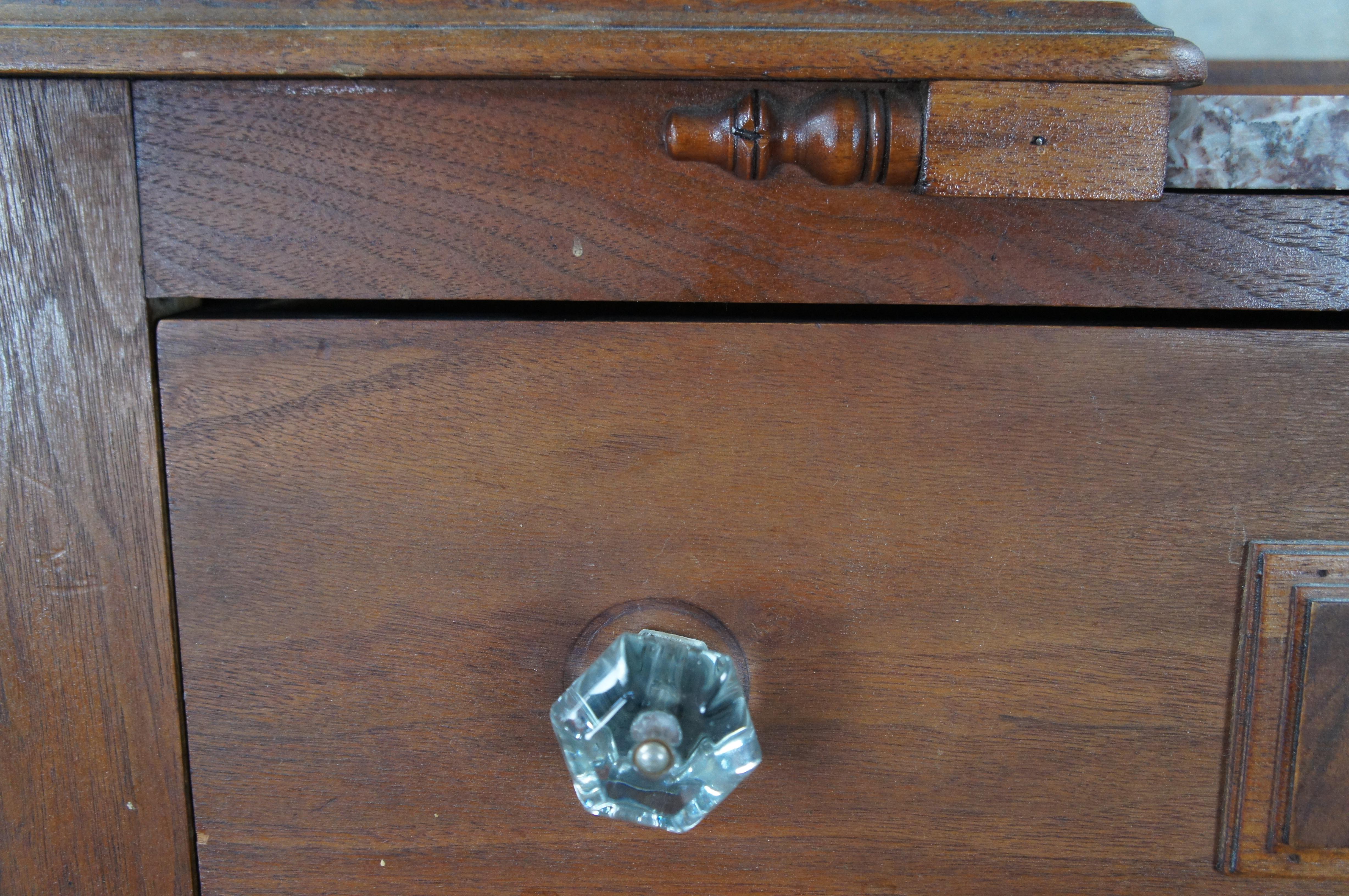 Marbre Ancienne commode victorienne en noyer sculpté à dossier tiroirs en marbre boîte à gants en vente