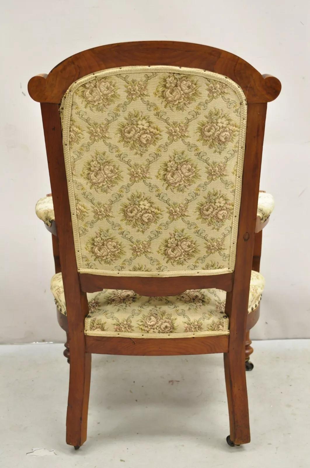 Antiker viktorianischer gepolsterter Parlor-Loungesessel aus geschnitztem Nussbaumholz mit Wandteppich im Angebot 3