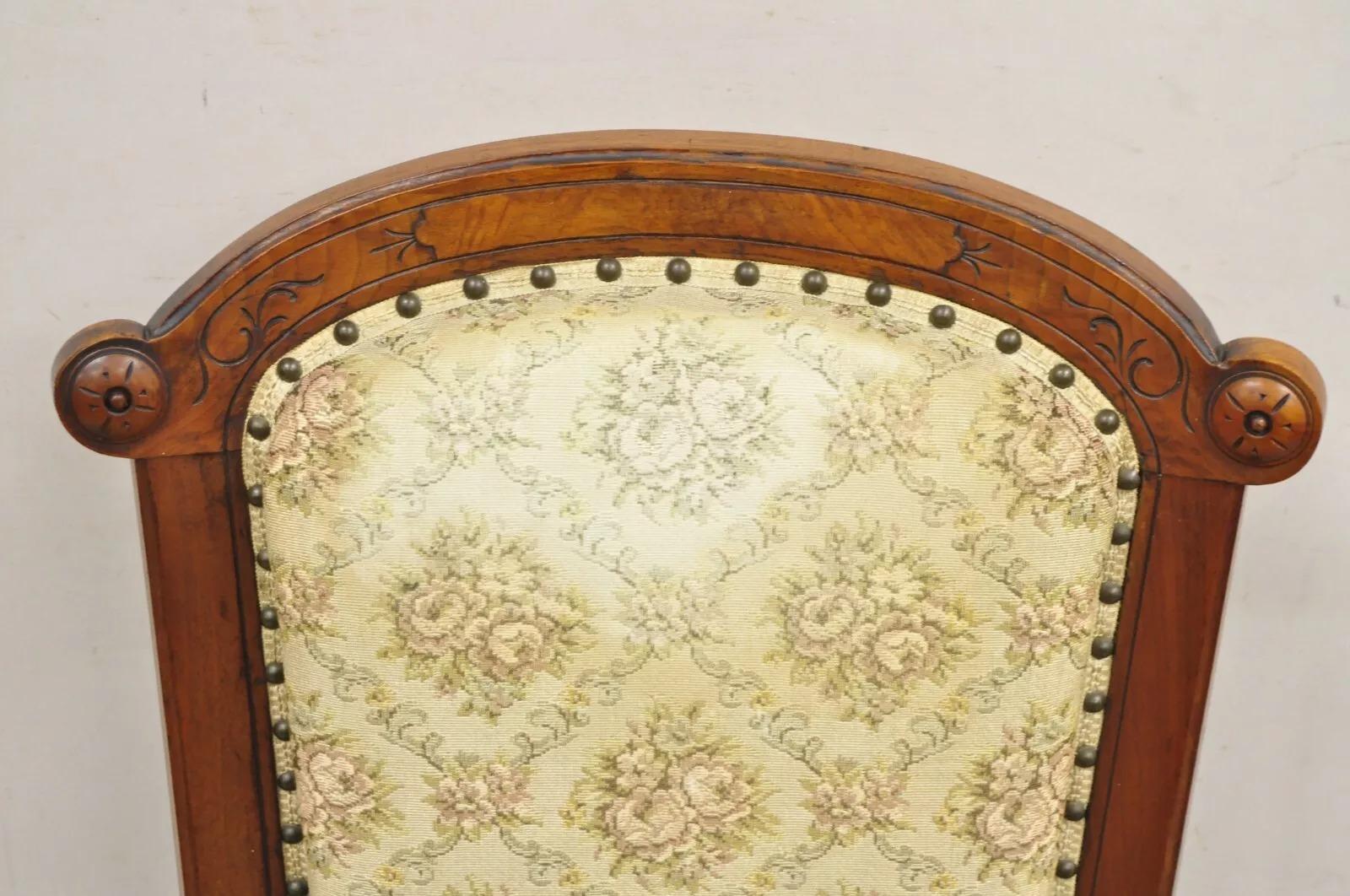 Antiker viktorianischer gepolsterter Parlor-Loungesessel aus geschnitztem Nussbaumholz mit Wandteppich (Viktorianisch) im Angebot