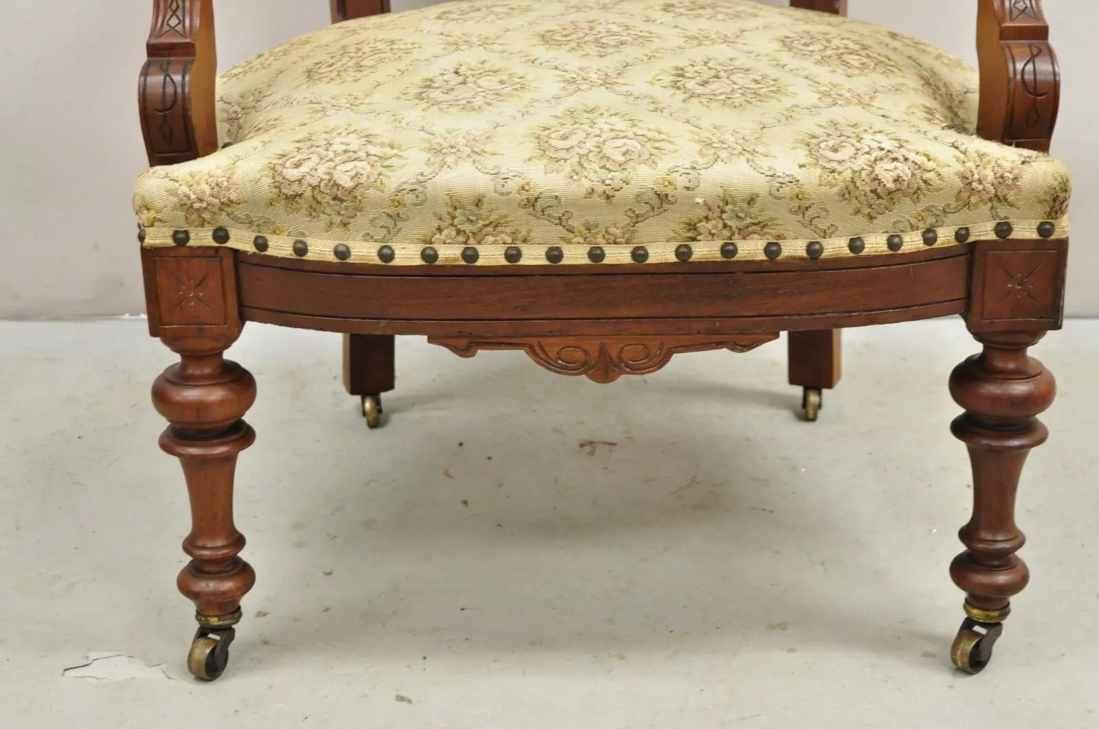 Antiker viktorianischer gepolsterter Parlor-Loungesessel aus geschnitztem Nussbaumholz mit Wandteppich im Zustand „Gut“ im Angebot in Philadelphia, PA