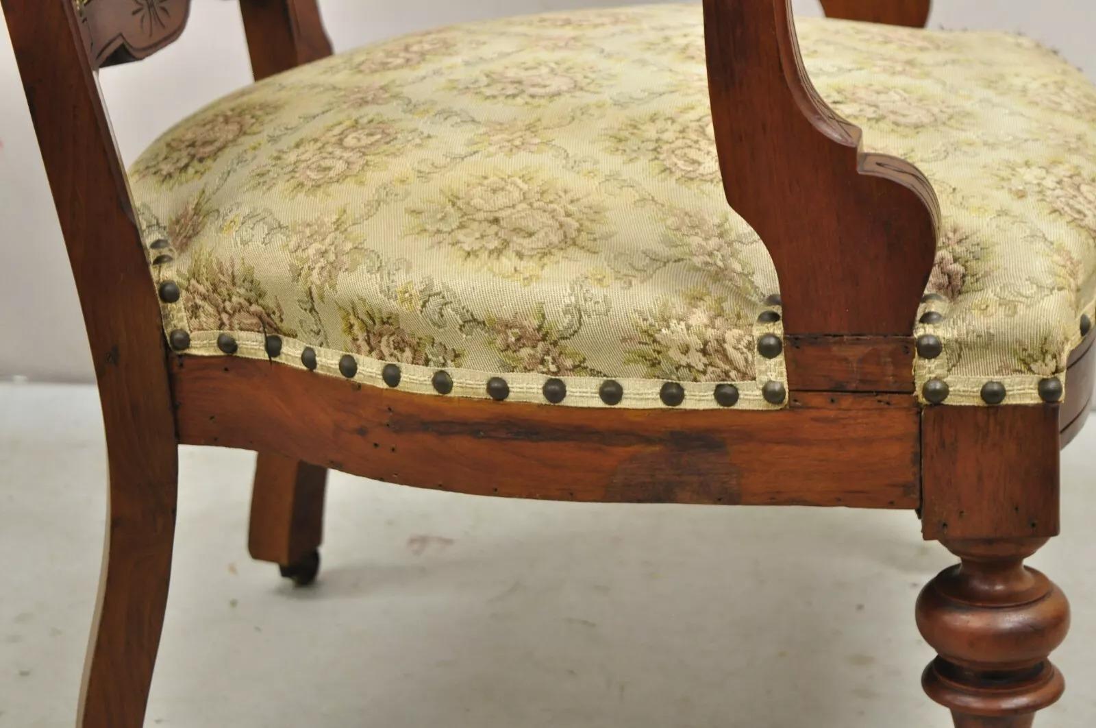 Antiker viktorianischer gepolsterter Parlor-Loungesessel aus geschnitztem Nussbaumholz mit Wandteppich im Angebot 1