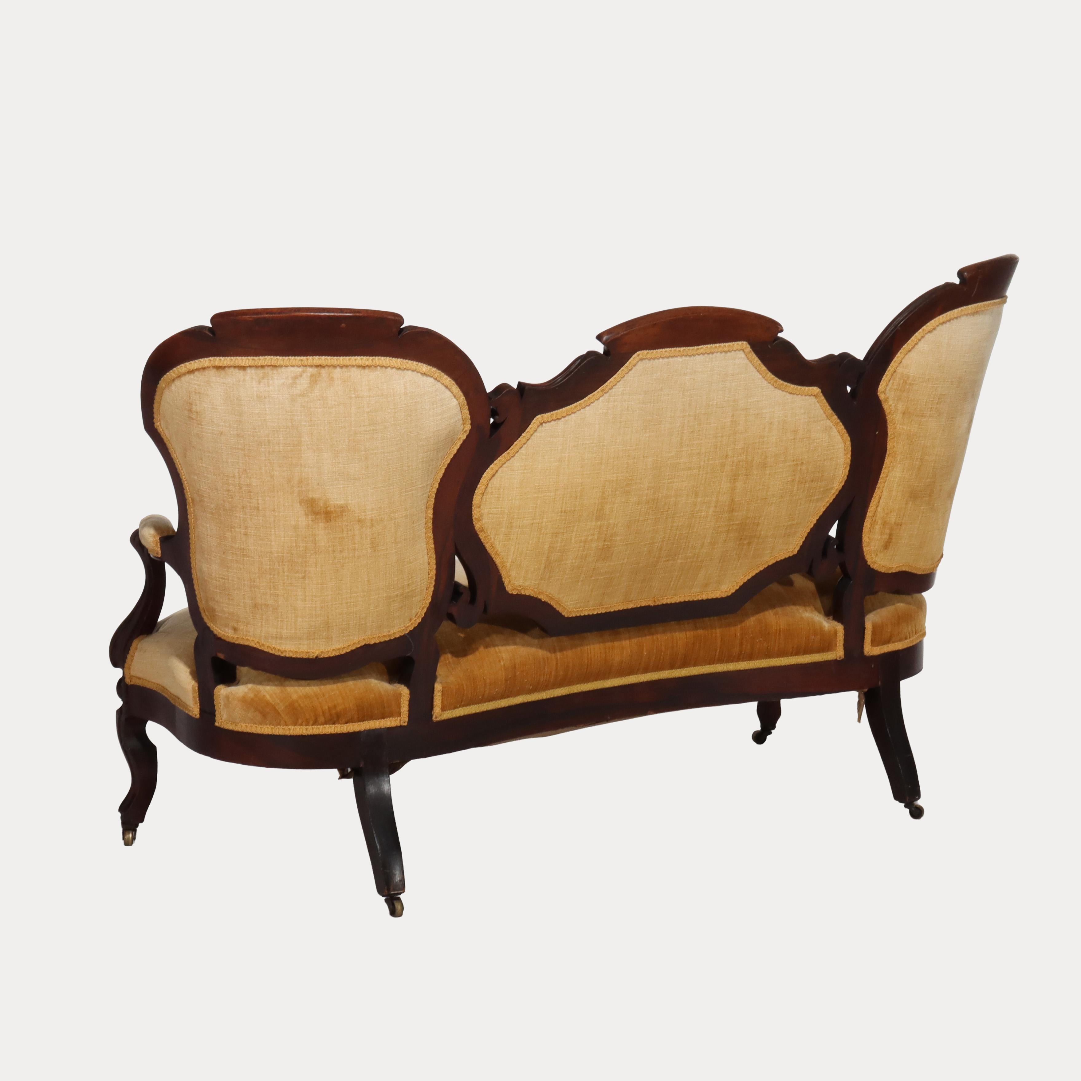 Antiguo sofá victoriano de nogal tallado con respaldo de tres paneles C1880 en venta 4