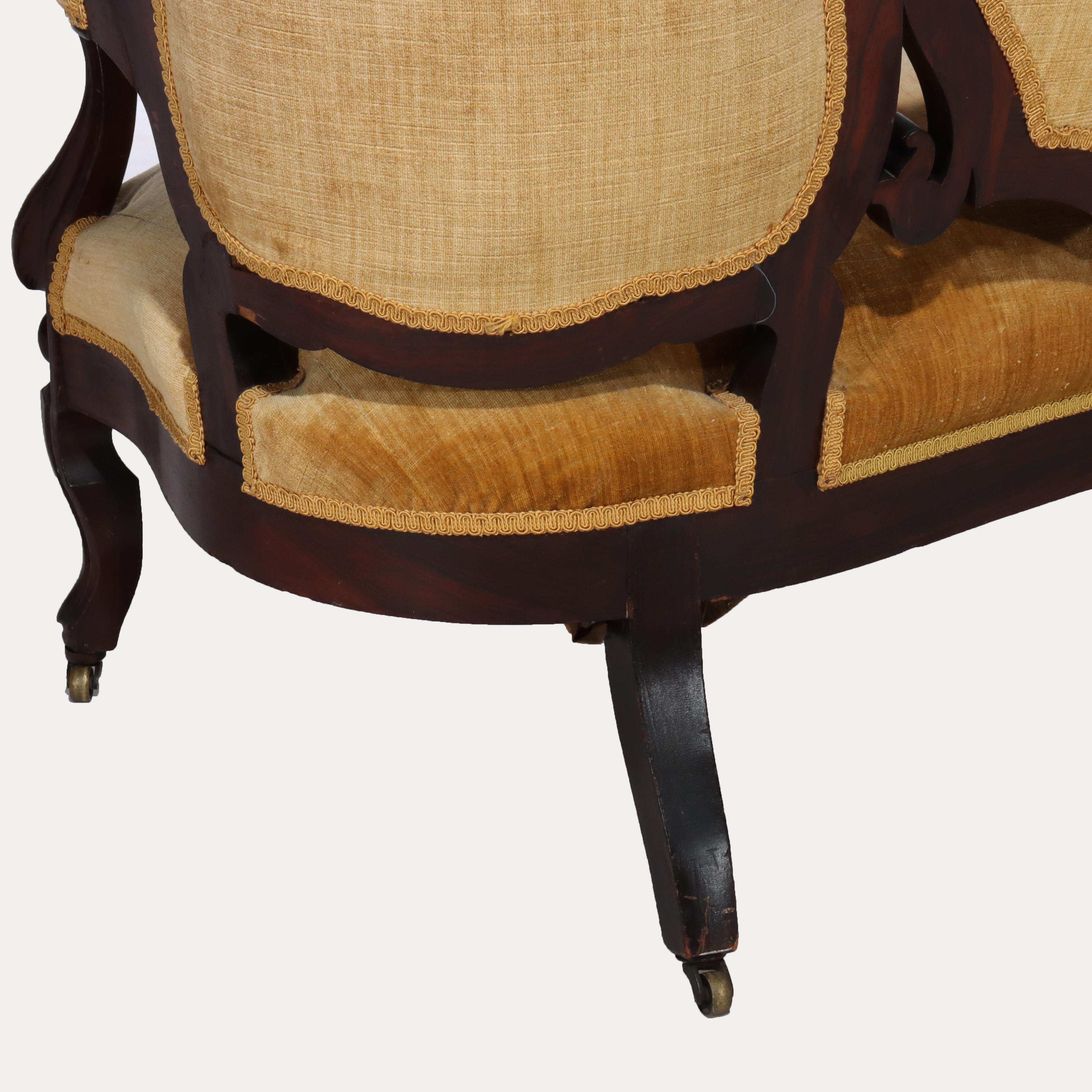 Antiguo sofá victoriano de nogal tallado con respaldo de tres paneles C1880 en venta 5